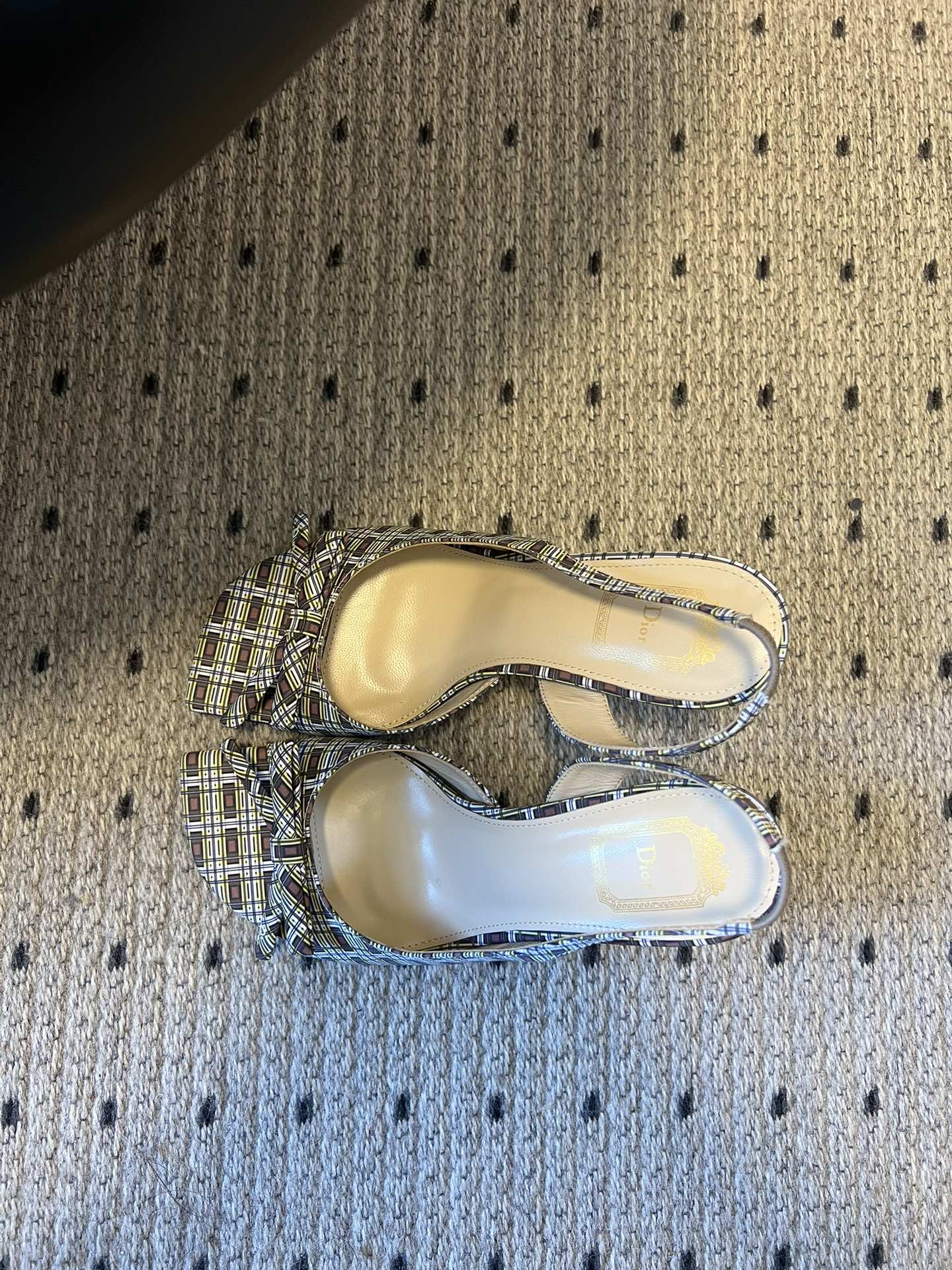 Dio* 26ss春夏新款走秀款露趾高跟鞋凉鞋浅口高跟鞋为基础款型，部分融入后空穆勒鞋的无后跟设计，鞋头