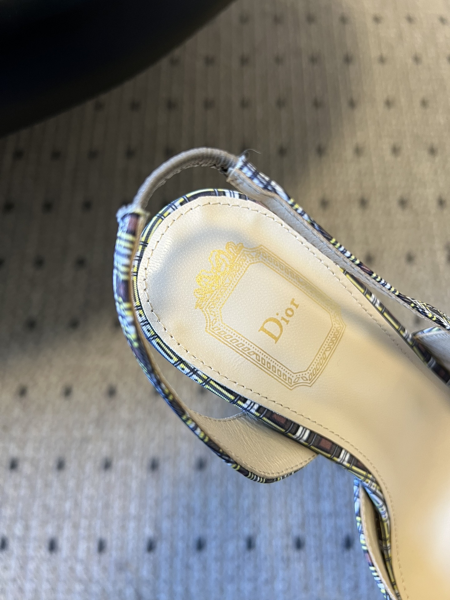 Dio* 26ss春夏新款走秀款露趾高跟鞋凉鞋浅口高跟鞋为基础款型，部分融入后空穆勒鞋的无后跟设计，鞋头