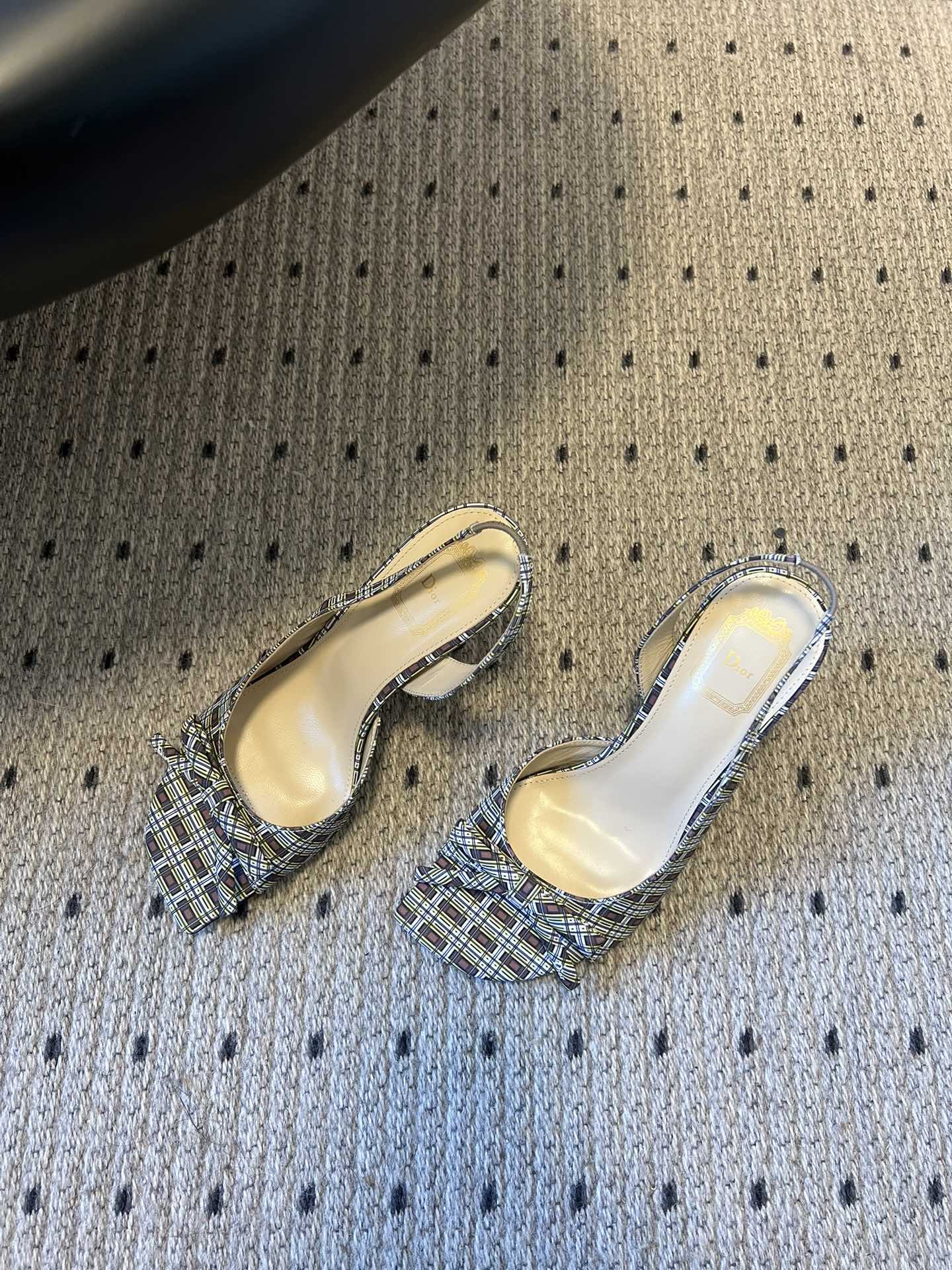 Dio* 26ss春夏新款走秀款露趾高跟鞋凉鞋浅口高跟鞋为基础款型，部分融入后空穆勒鞋的无后跟设计，鞋头