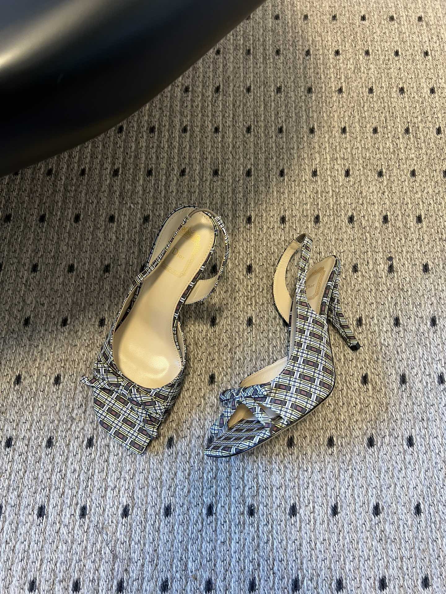 Dio* 26ss春夏新款走秀款露趾高跟鞋凉鞋浅口高跟鞋为基础款型，部分融入后空穆勒鞋的无后跟设计，鞋头