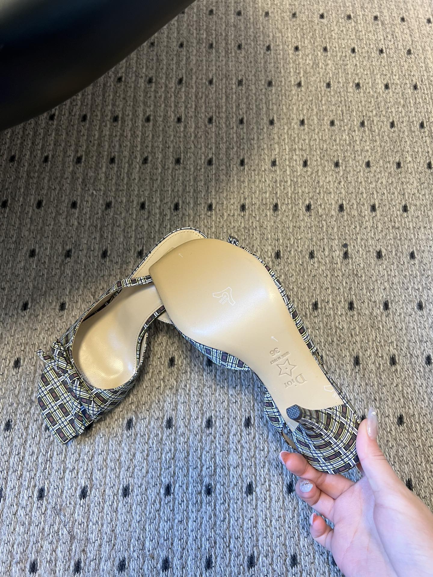 Dio* 26ss春夏新款走秀款露趾高跟鞋凉鞋浅口高跟鞋为基础款型，部分融入后空穆勒鞋的无后跟设计，鞋头