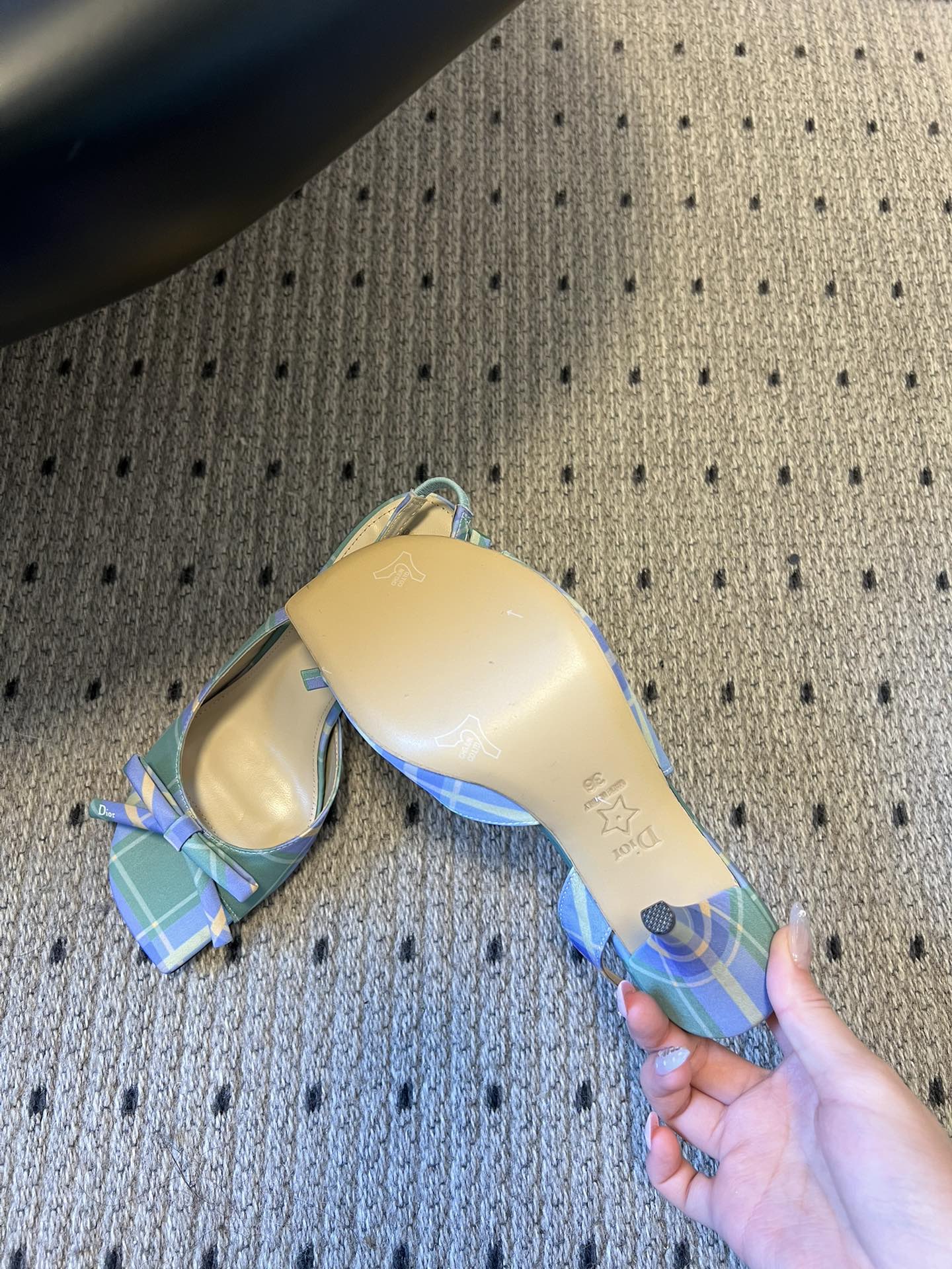 Dio* 26ss春夏新款走秀款露趾高跟鞋凉鞋浅口高跟鞋为基础款型，部分融入后空穆勒鞋的无后跟设计，鞋头