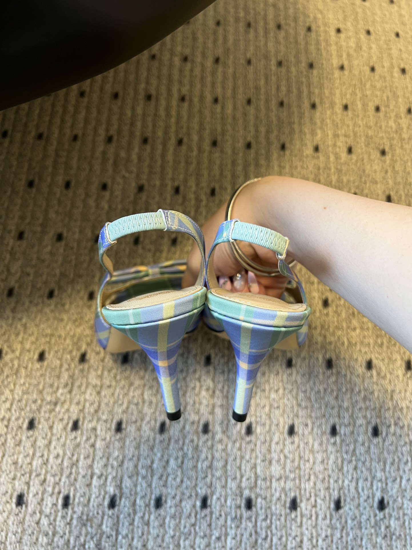 Dio* 26ss春夏新款走秀款露趾高跟鞋凉鞋浅口高跟鞋为基础款型，部分融入后空穆勒鞋的无后跟设计，鞋头