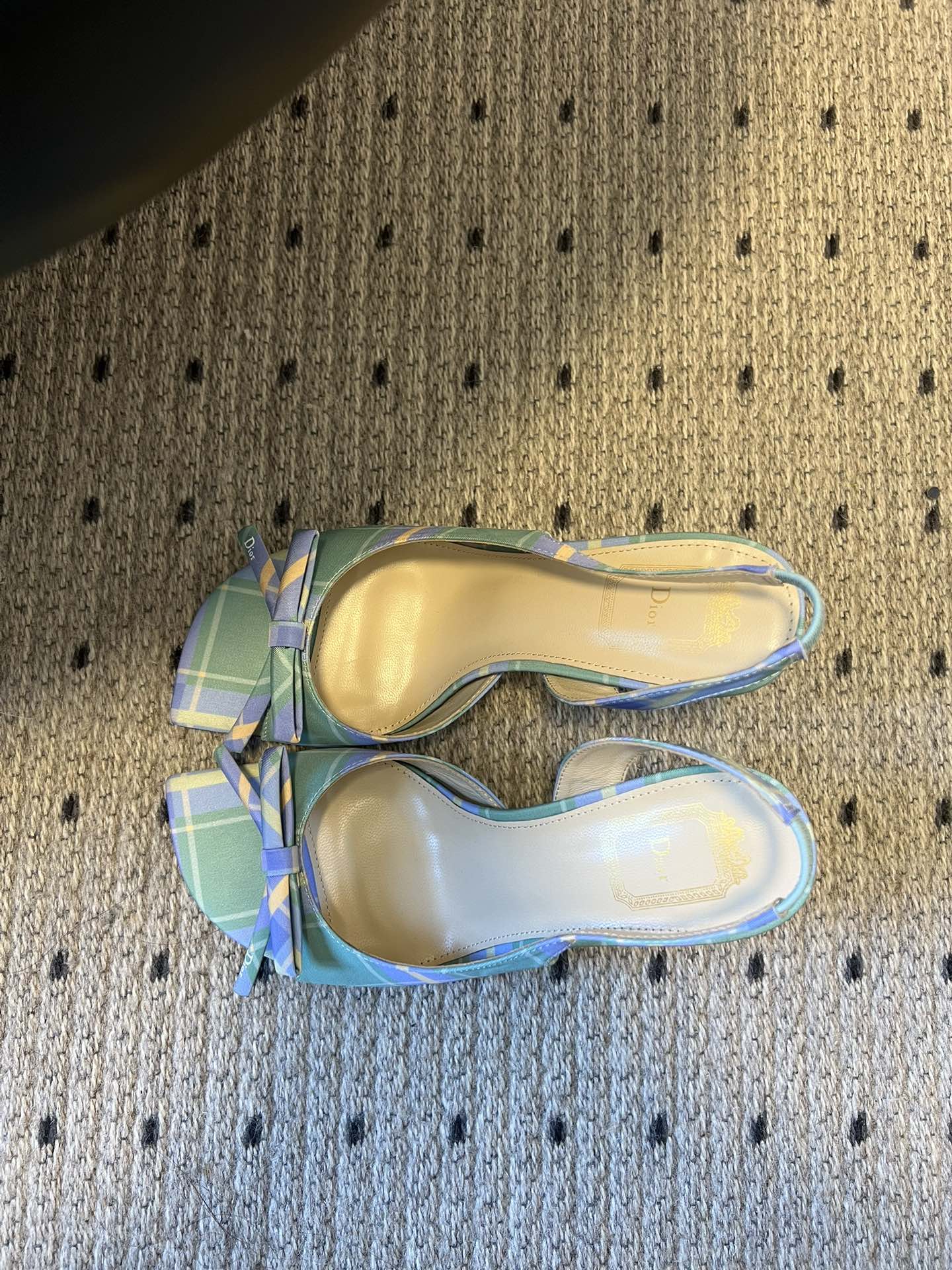 Dio* 26ss春夏新款走秀款露趾高跟鞋凉鞋浅口高跟鞋为基础款型，部分融入后空穆勒鞋的无后跟设计，鞋头