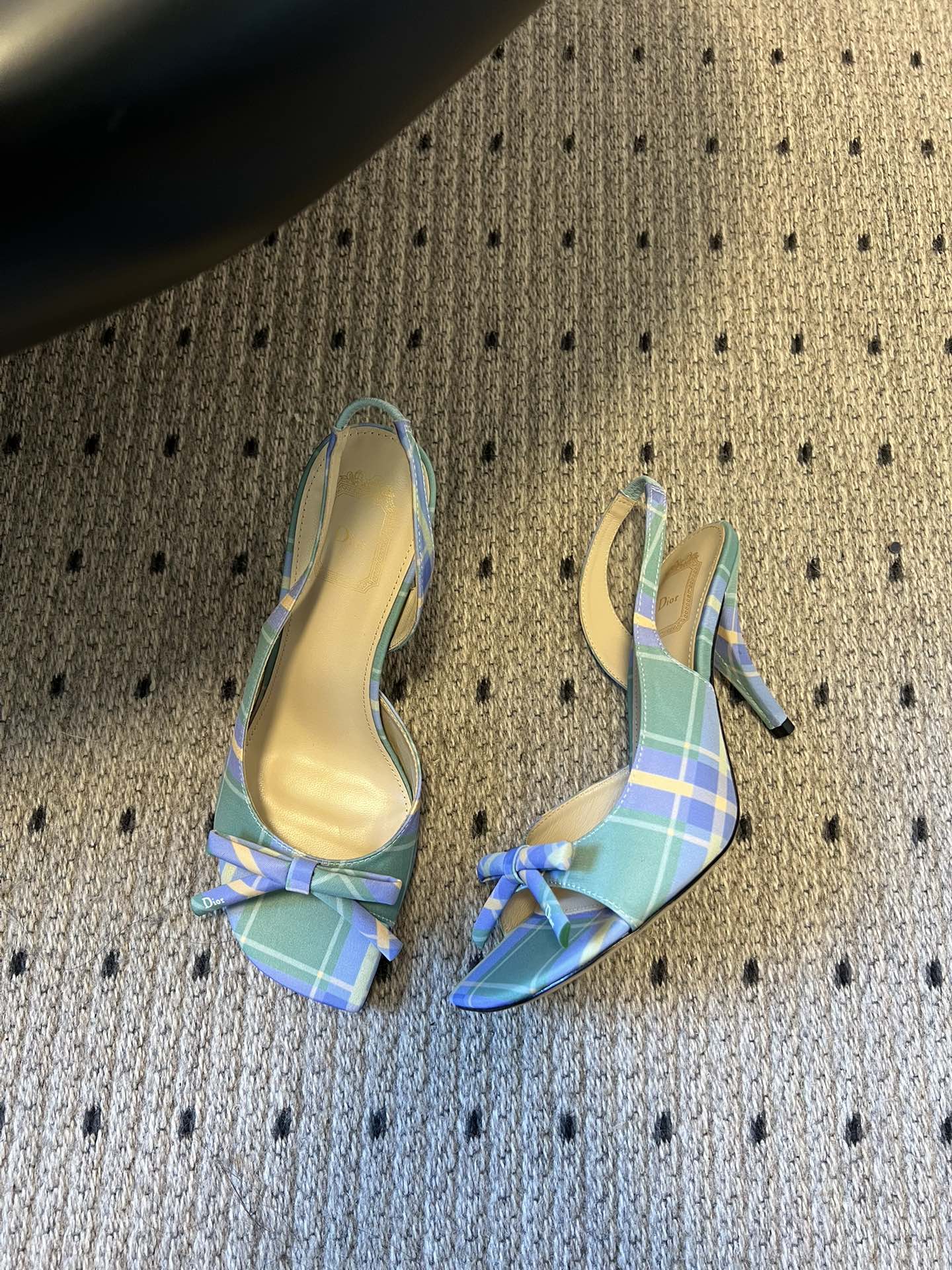 Dio* 26ss春夏新款走秀款露趾高跟鞋凉鞋浅口高跟鞋为基础款型，部分融入后空穆勒鞋的无后跟设计，鞋头