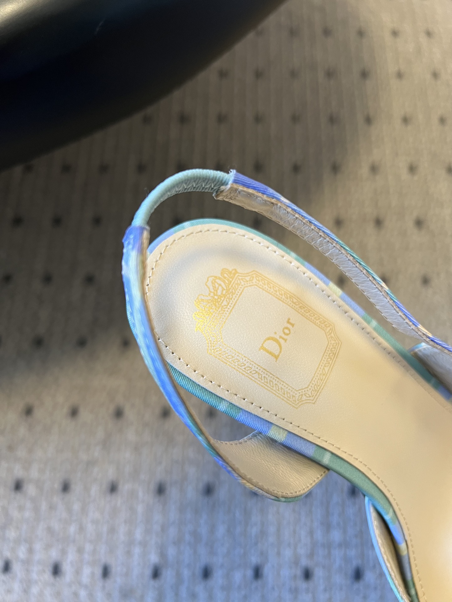 Dio* 26ss春夏新款走秀款露趾高跟鞋凉鞋浅口高跟鞋为基础款型，部分融入后空穆勒鞋的无后跟设计，鞋头