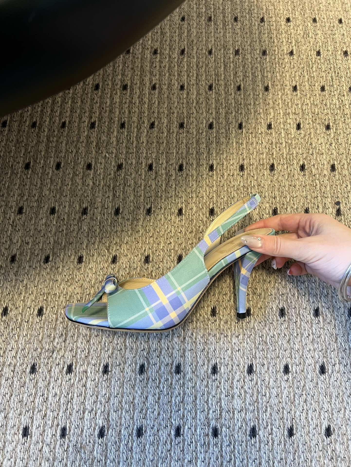 Dio* 26ss春夏新款走秀款露趾高跟鞋凉鞋浅口高跟鞋为基础款型，部分融入后空穆勒鞋的无后跟设计，鞋头