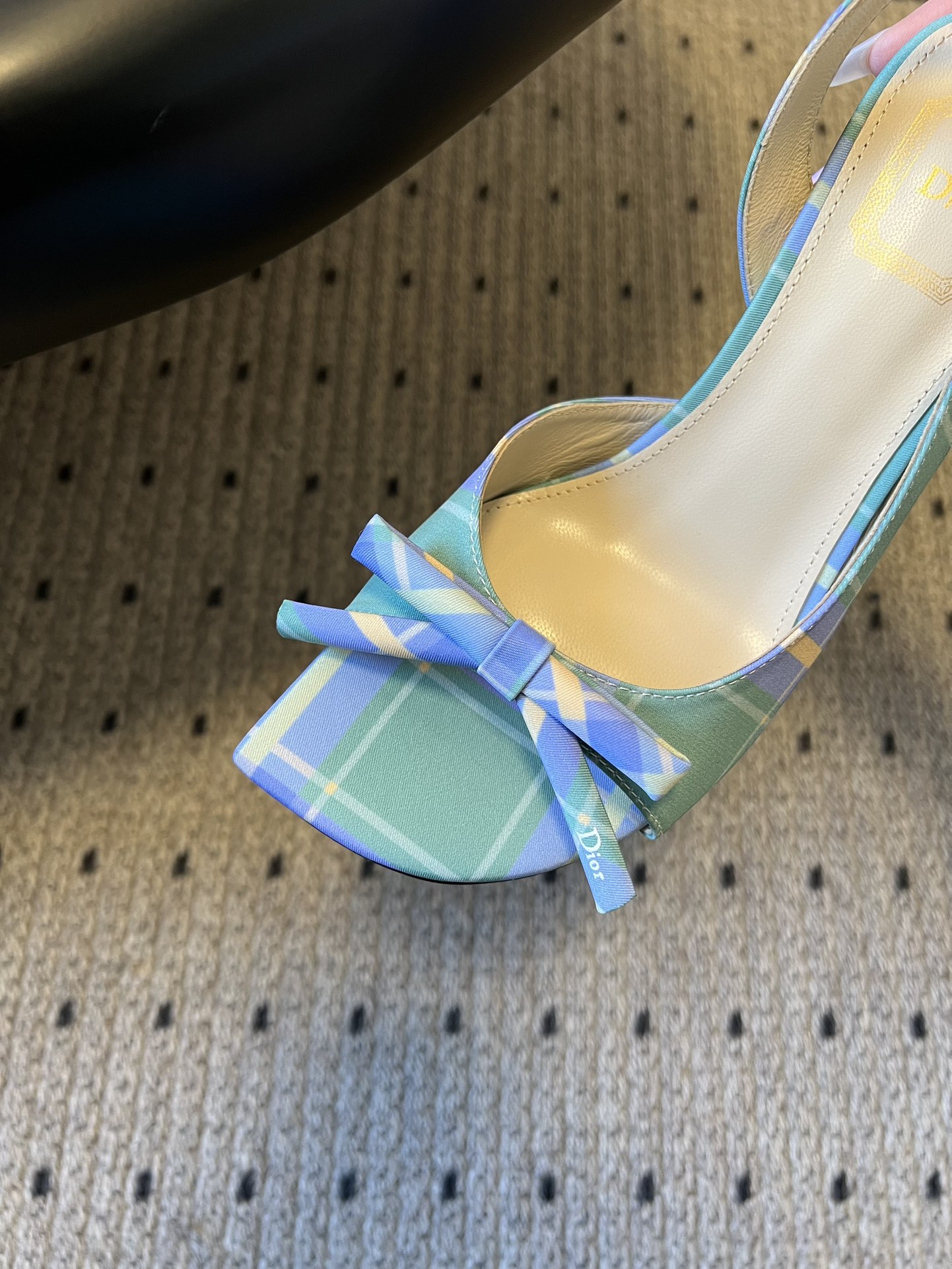 Dio* 26ss春夏新款走秀款露趾高跟鞋凉鞋浅口高跟鞋为基础款型，部分融入后空穆勒鞋的无后跟设计，鞋头