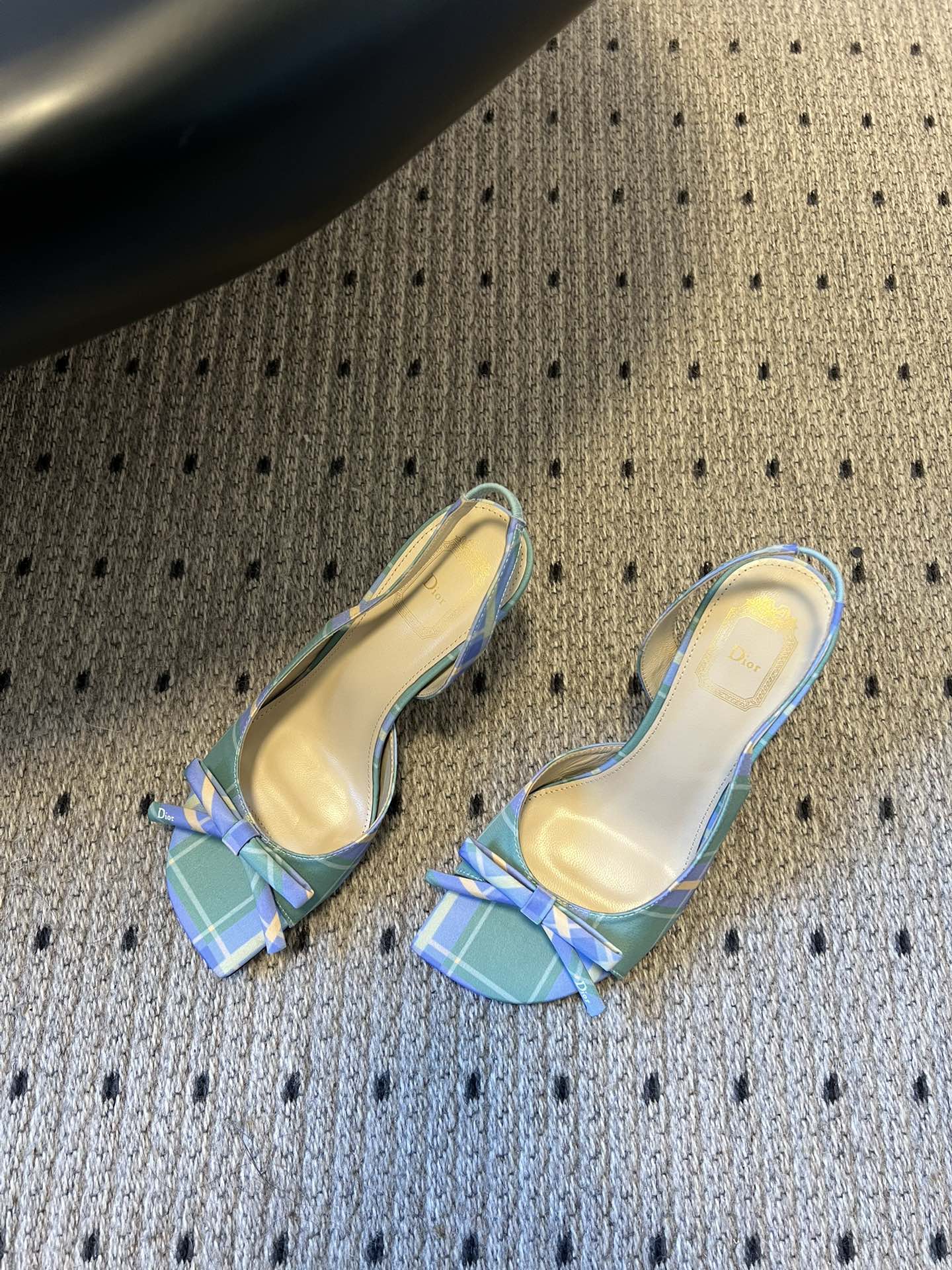 Dio* 26ss春夏新款走秀款露趾高跟鞋凉鞋浅口高跟鞋为基础款型，部分融入后空穆勒鞋的无后跟设计，鞋头