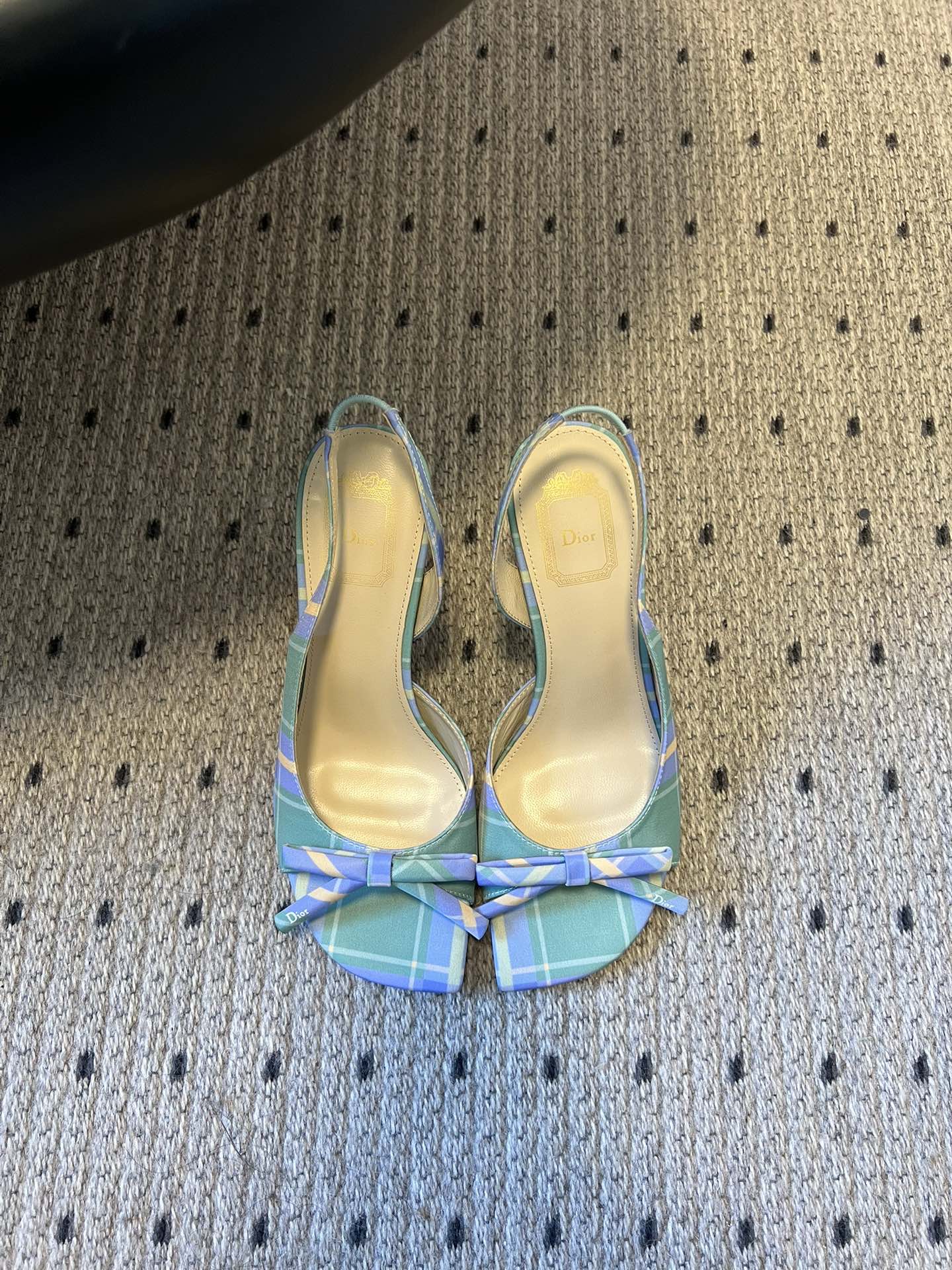 Dio* 26ss春夏新款走秀款露趾高跟鞋凉鞋浅口高跟鞋为基础款型，部分融入后空穆勒鞋的无后跟设计，鞋头