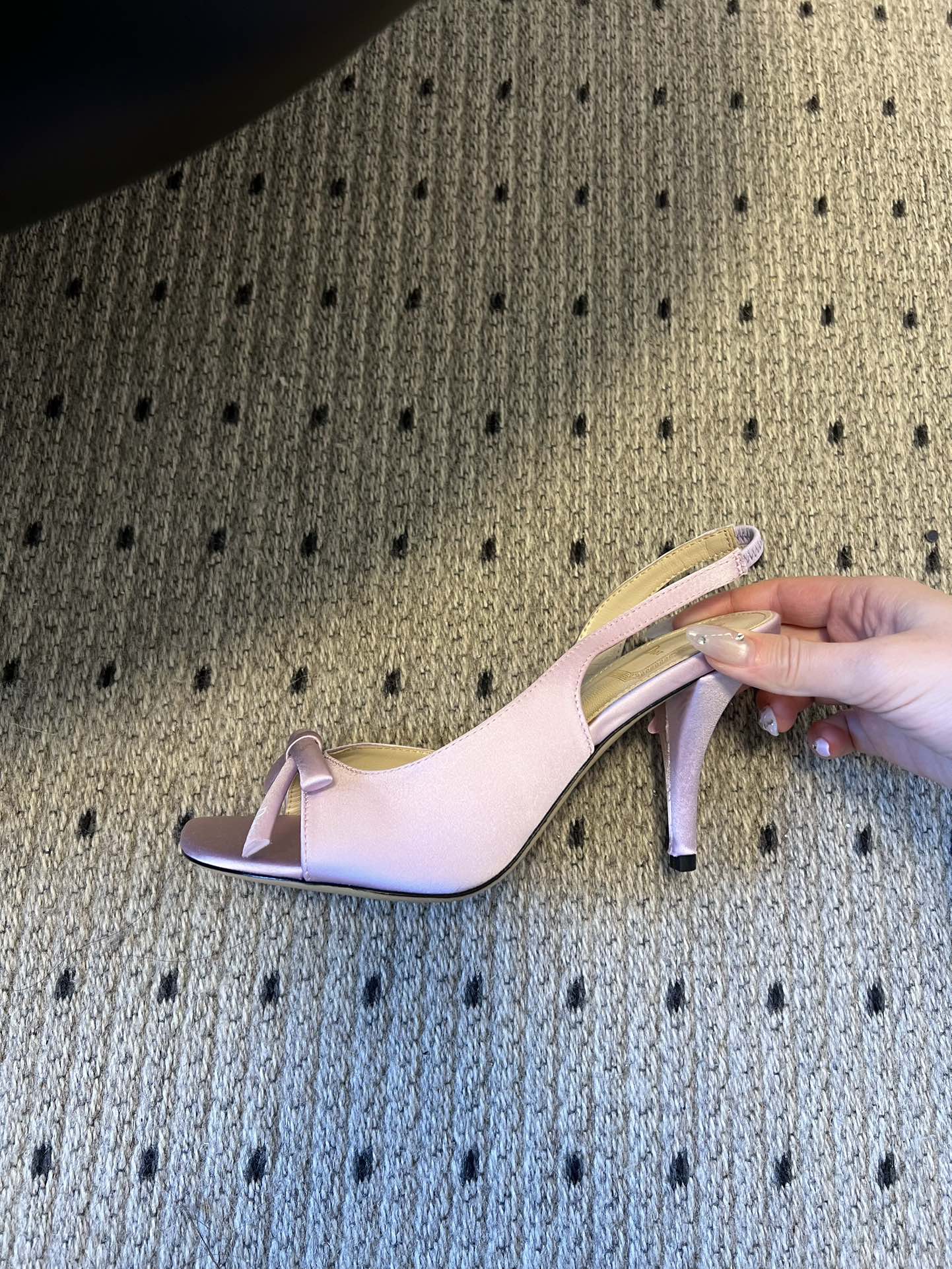 Dio* 26ss春夏新款走秀款露趾高跟鞋凉鞋浅口高跟鞋为基础款型，部分融入后空穆勒鞋的无后跟设计，鞋头