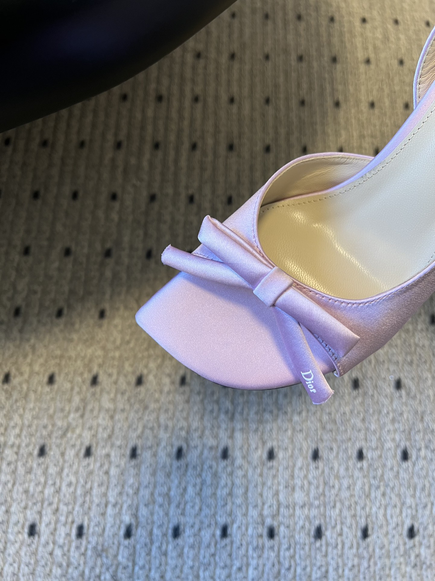 Dio* 26ss春夏新款走秀款露趾高跟鞋凉鞋浅口高跟鞋为基础款型，部分融入后空穆勒鞋的无后跟设计，鞋头