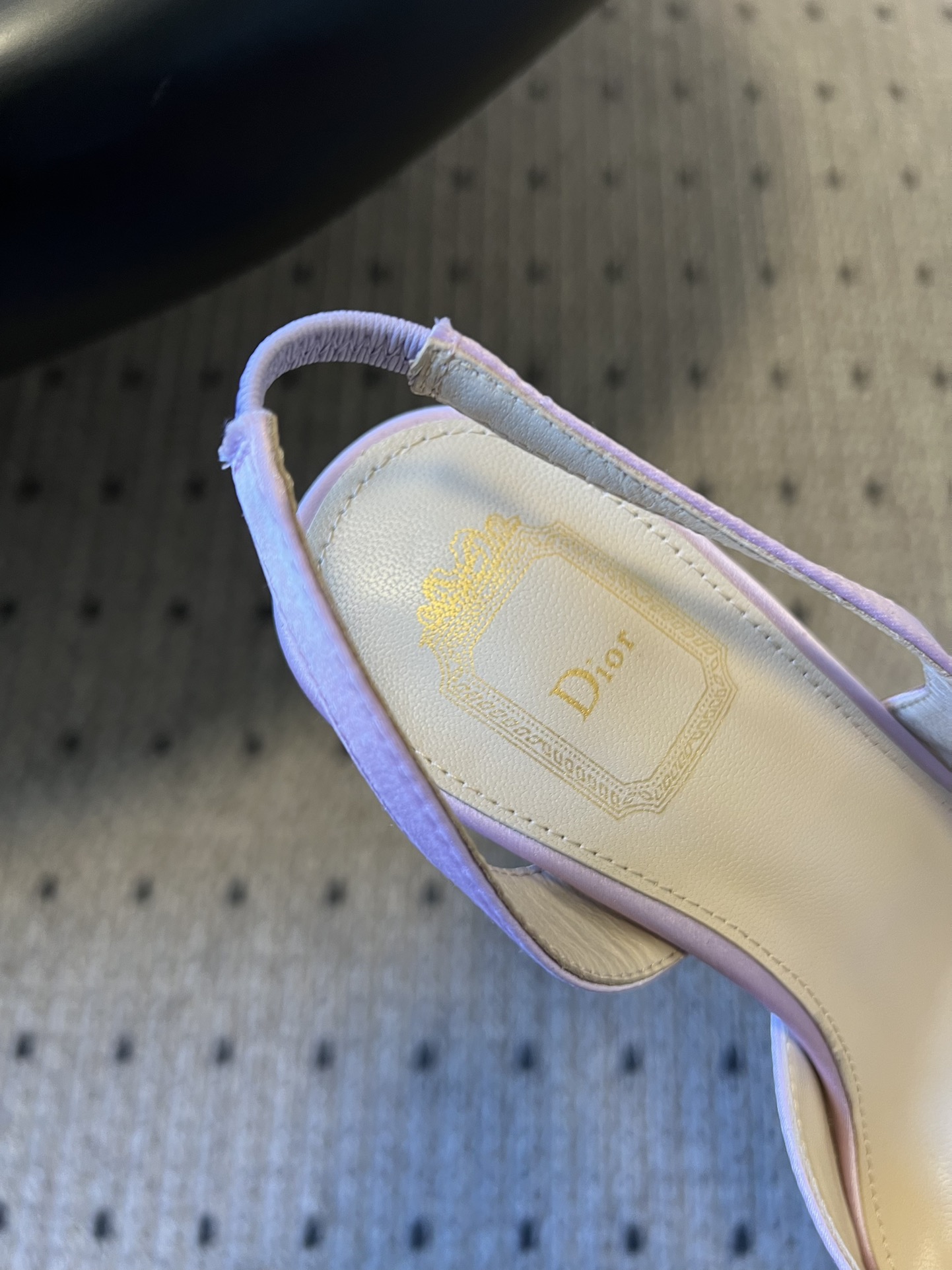 Dio* 26ss春夏新款走秀款露趾高跟鞋凉鞋浅口高跟鞋为基础款型，部分融入后空穆勒鞋的无后跟设计，鞋头