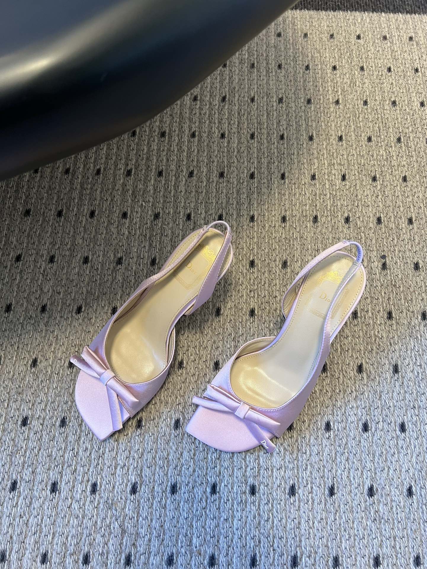 Dio* 26ss春夏新款走秀款露趾高跟鞋凉鞋浅口高跟鞋为基础款型，部分融入后空穆勒鞋的无后跟设计，鞋头