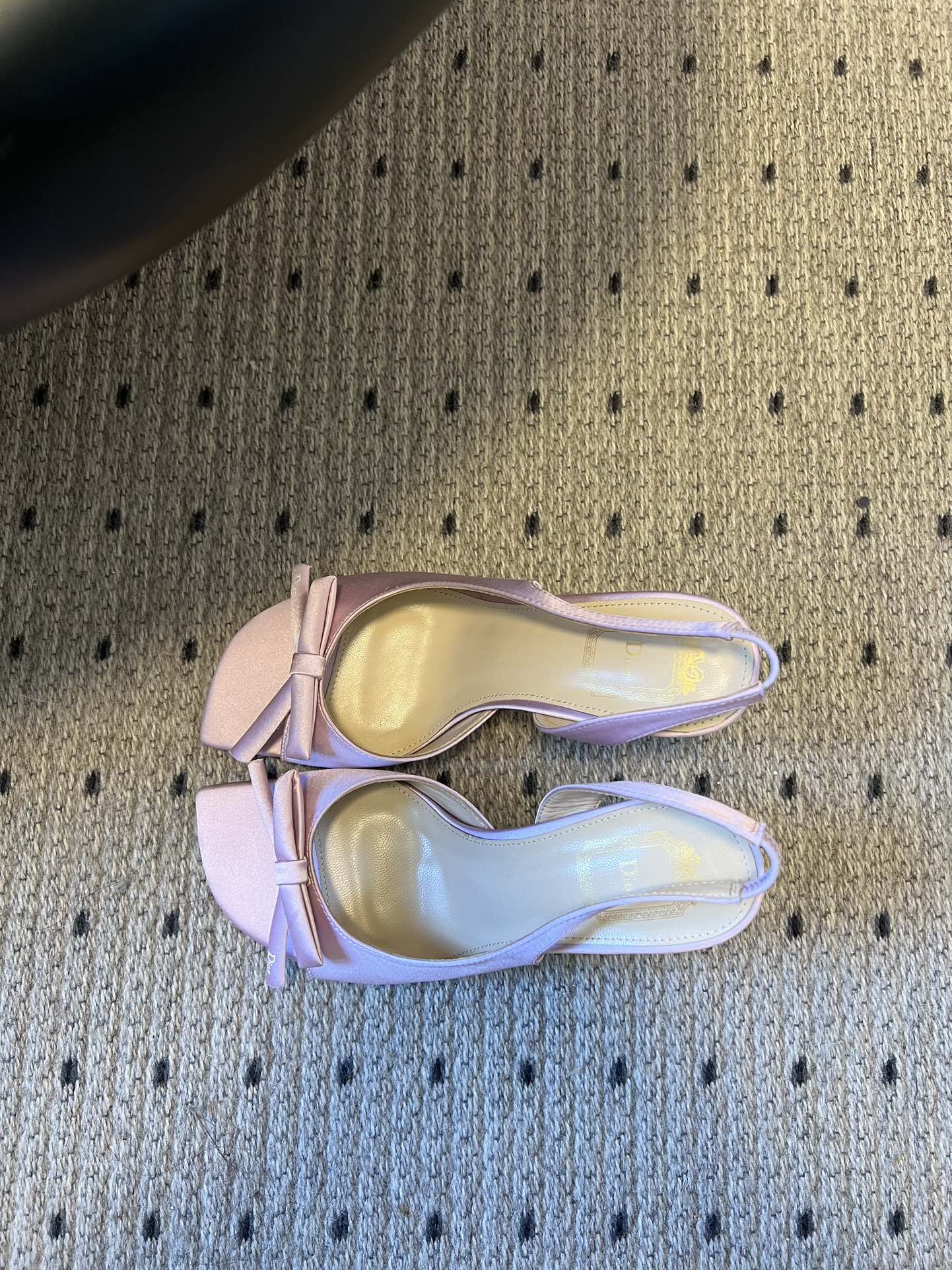 Dio* 26ss春夏新款走秀款露趾高跟鞋凉鞋浅口高跟鞋为基础款型，部分融入后空穆勒鞋的无后跟设计，鞋头