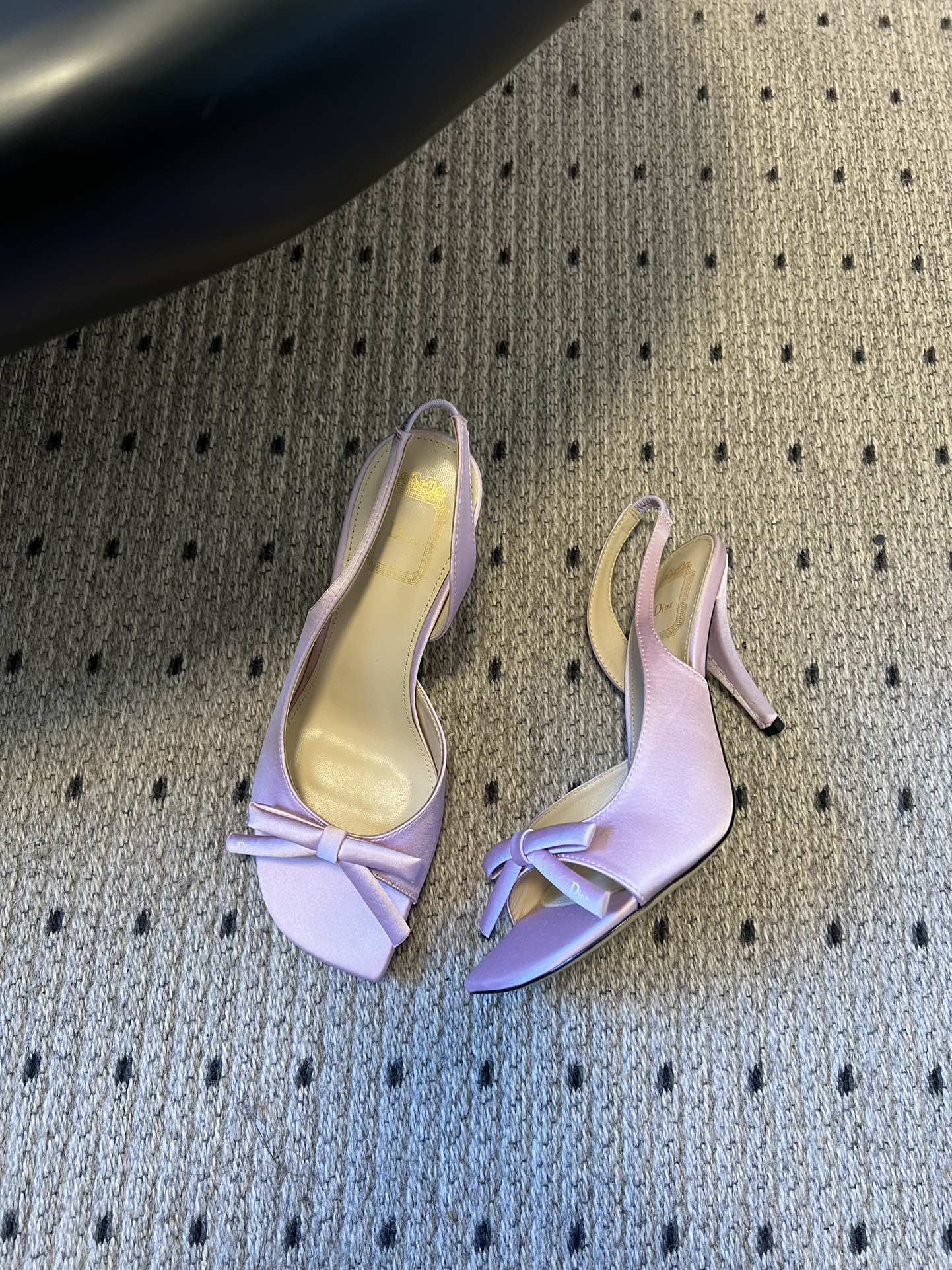 Dio* 26ss春夏新款走秀款露趾高跟鞋凉鞋浅口高跟鞋为基础款型，部分融入后空穆勒鞋的无后跟设计，鞋头