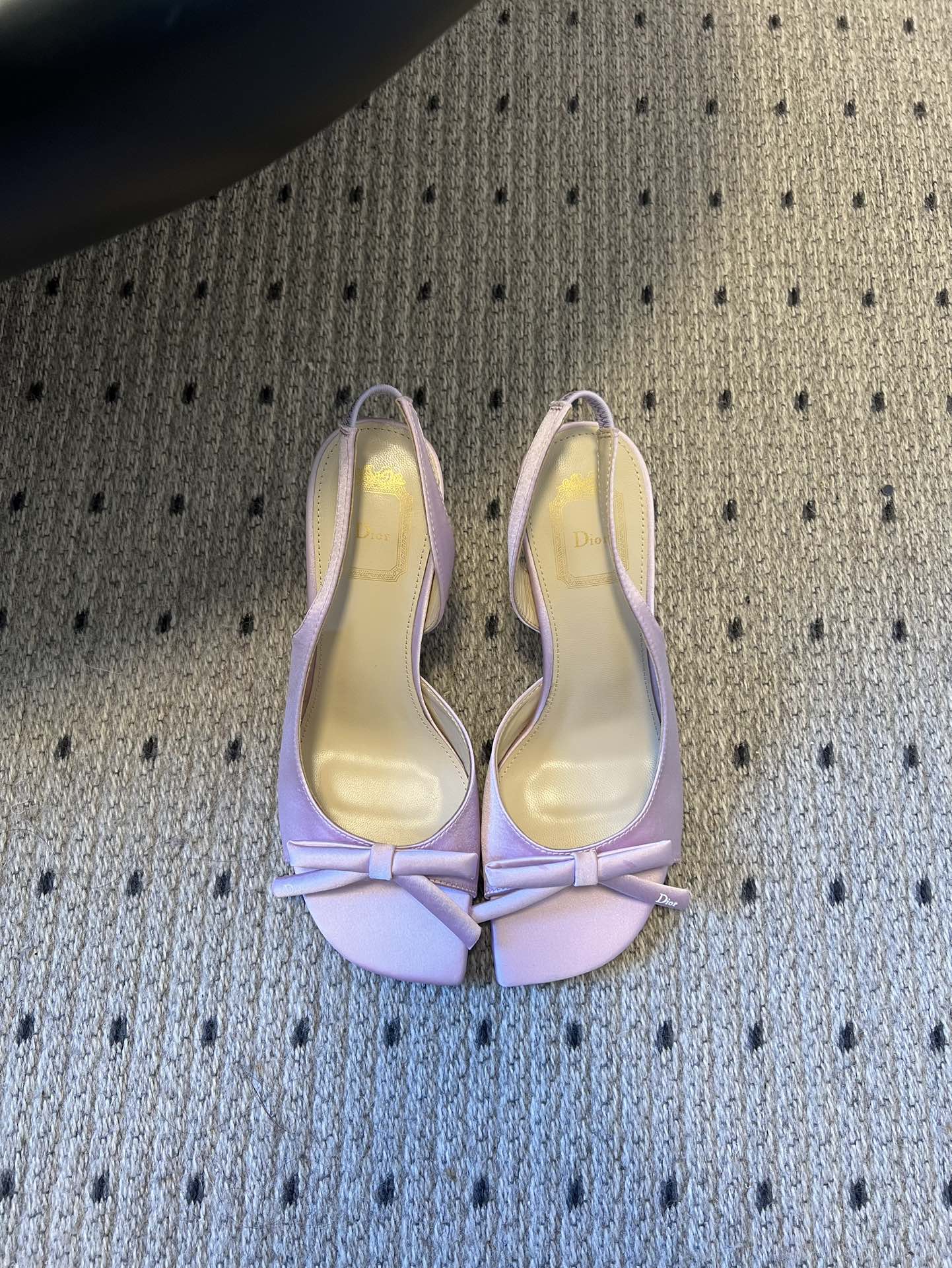 Dio* 26ss春夏新款走秀款露趾高跟鞋凉鞋浅口高跟鞋为基础款型，部分融入后空穆勒鞋的无后跟设计，鞋头