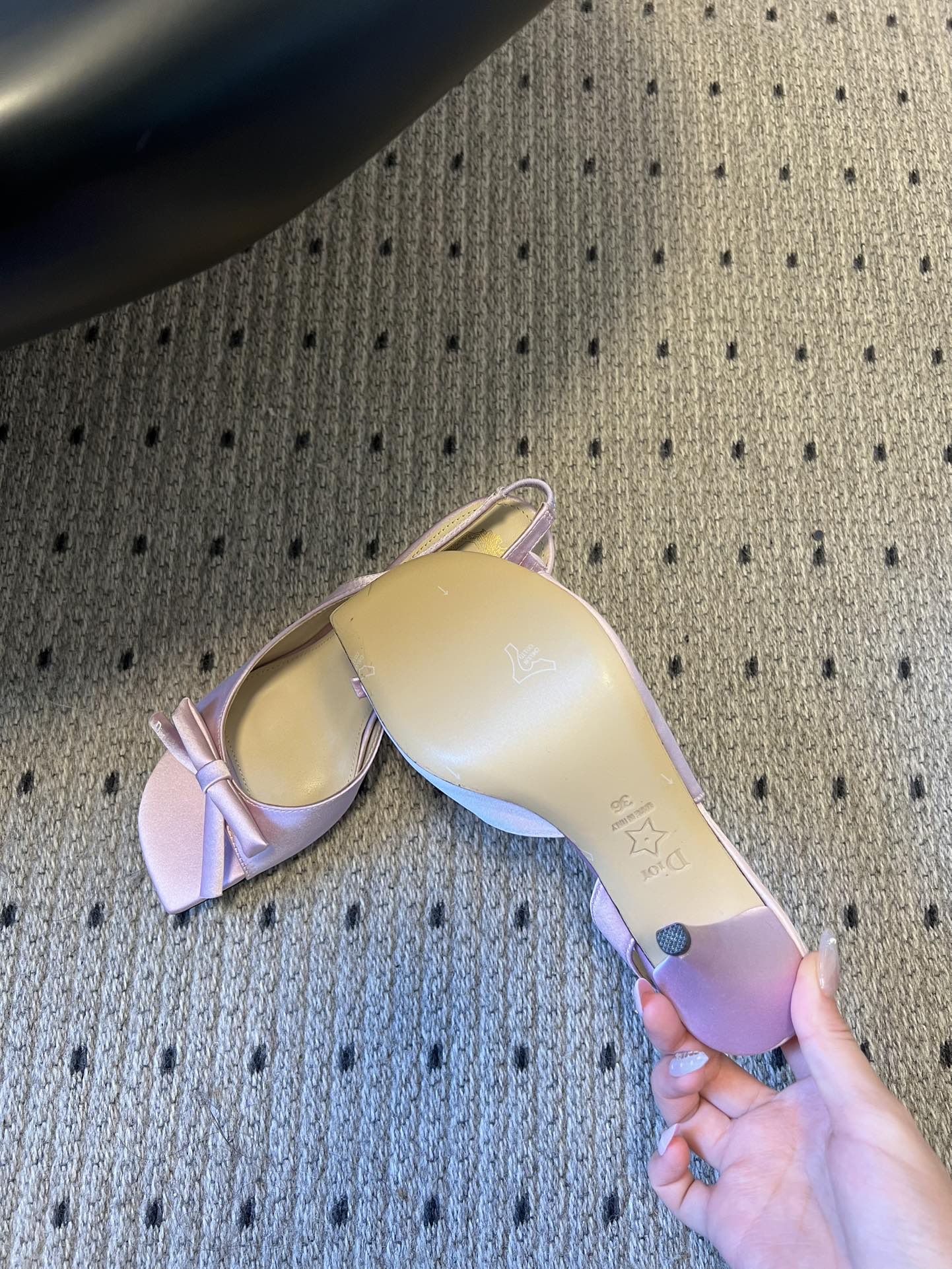 Dio* 26ss春夏新款走秀款露趾高跟鞋凉鞋浅口高跟鞋为基础款型，部分融入后空穆勒鞋的无后跟设计，鞋头