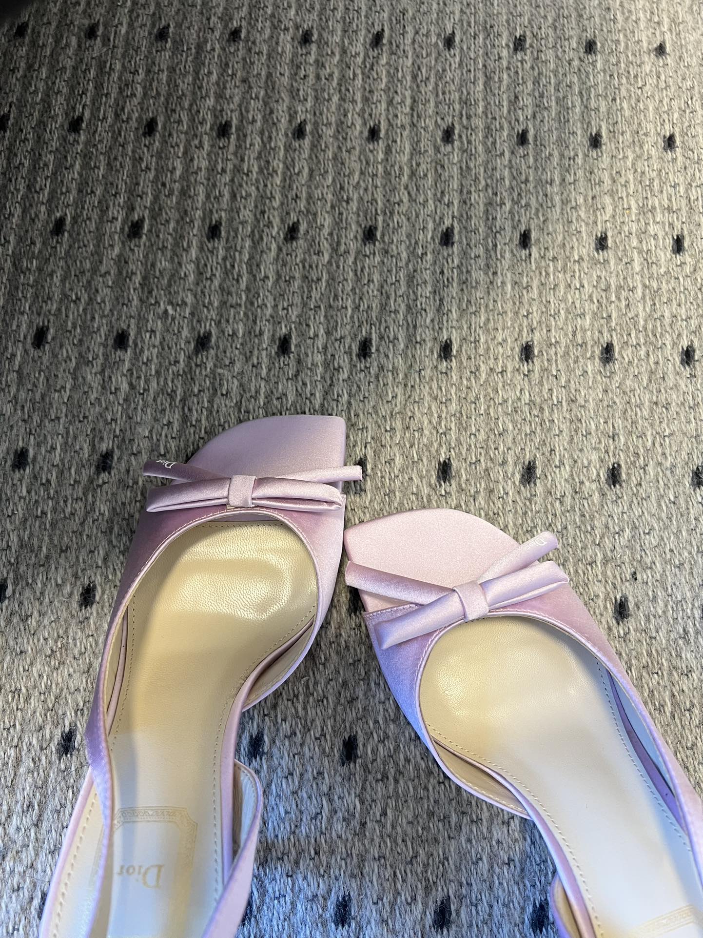 Dio* 26ss春夏新款走秀款露趾高跟鞋凉鞋浅口高跟鞋为基础款型，部分融入后空穆勒鞋的无后跟设计，鞋头