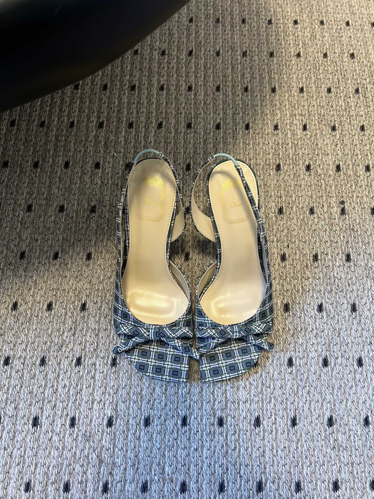 Dio* 26ss春夏新款走秀款露趾高跟鞋凉鞋浅口高跟鞋为基础款型，部分融入后空穆勒鞋的无后跟设计，鞋头