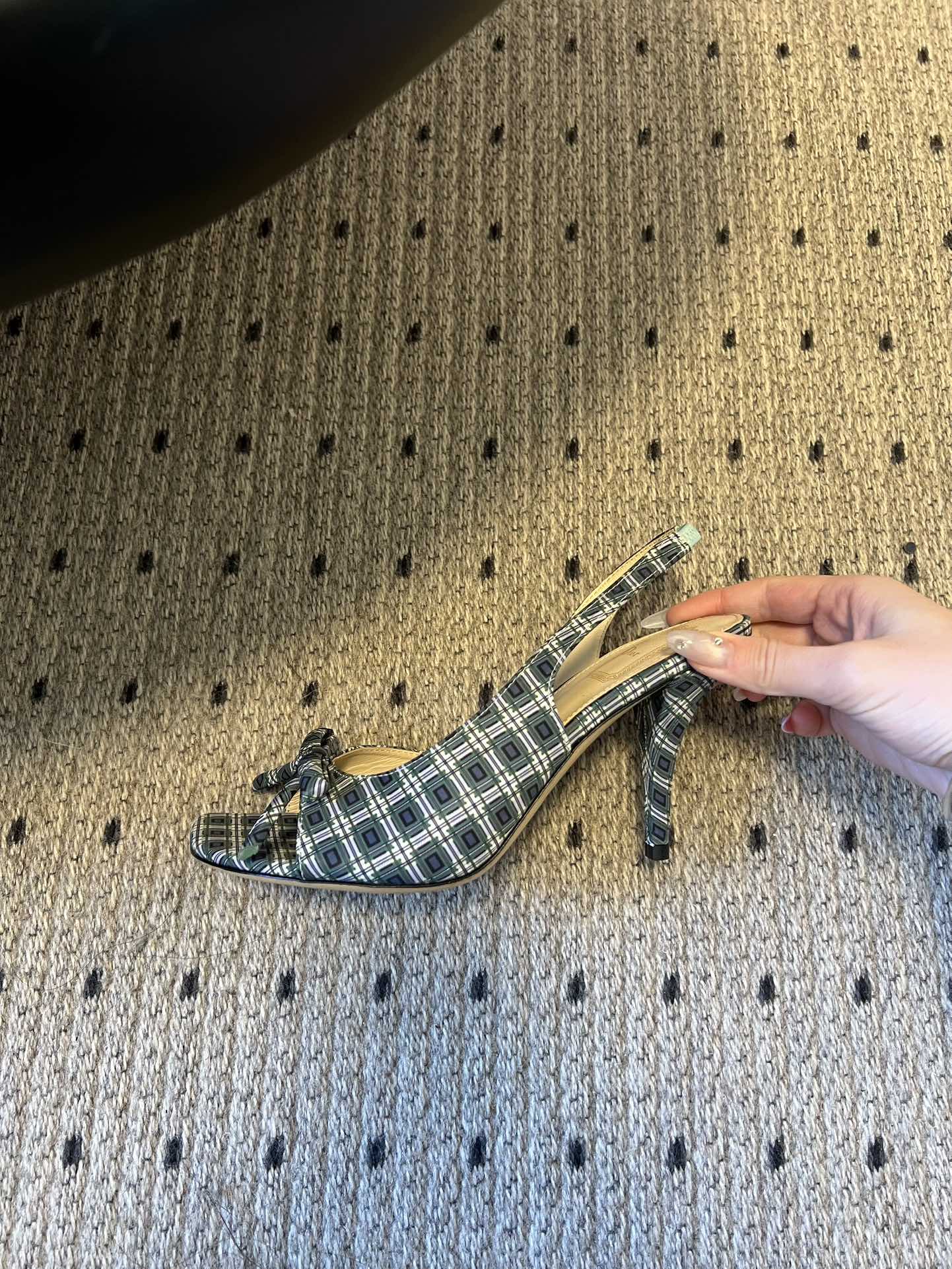 Dio* 26ss春夏新款走秀款露趾高跟鞋凉鞋浅口高跟鞋为基础款型，部分融入后空穆勒鞋的无后跟设计，鞋头