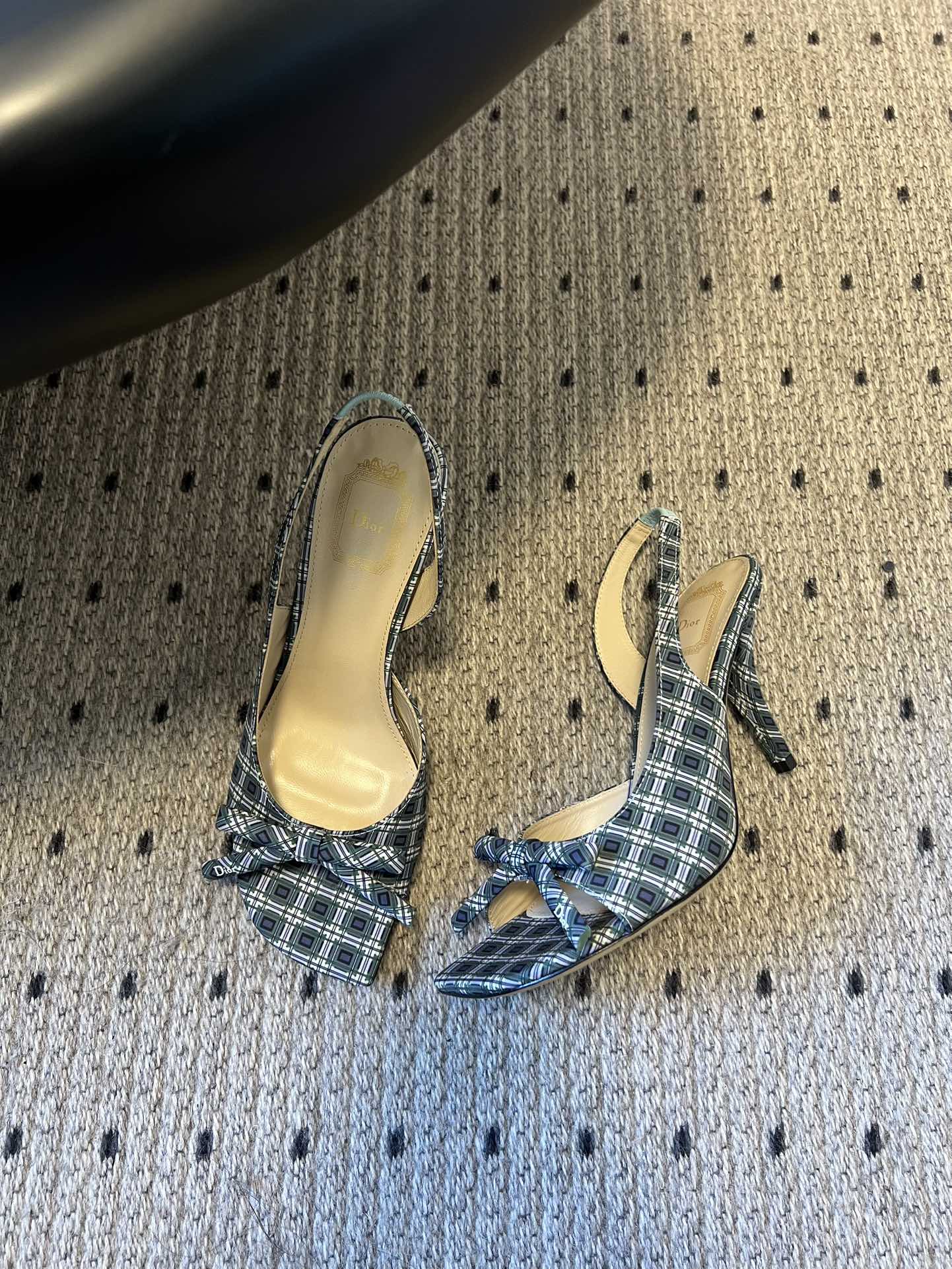 Dio* 26ss春夏新款走秀款露趾高跟鞋凉鞋浅口高跟鞋为基础款型，部分融入后空穆勒鞋的无后跟设计，鞋头