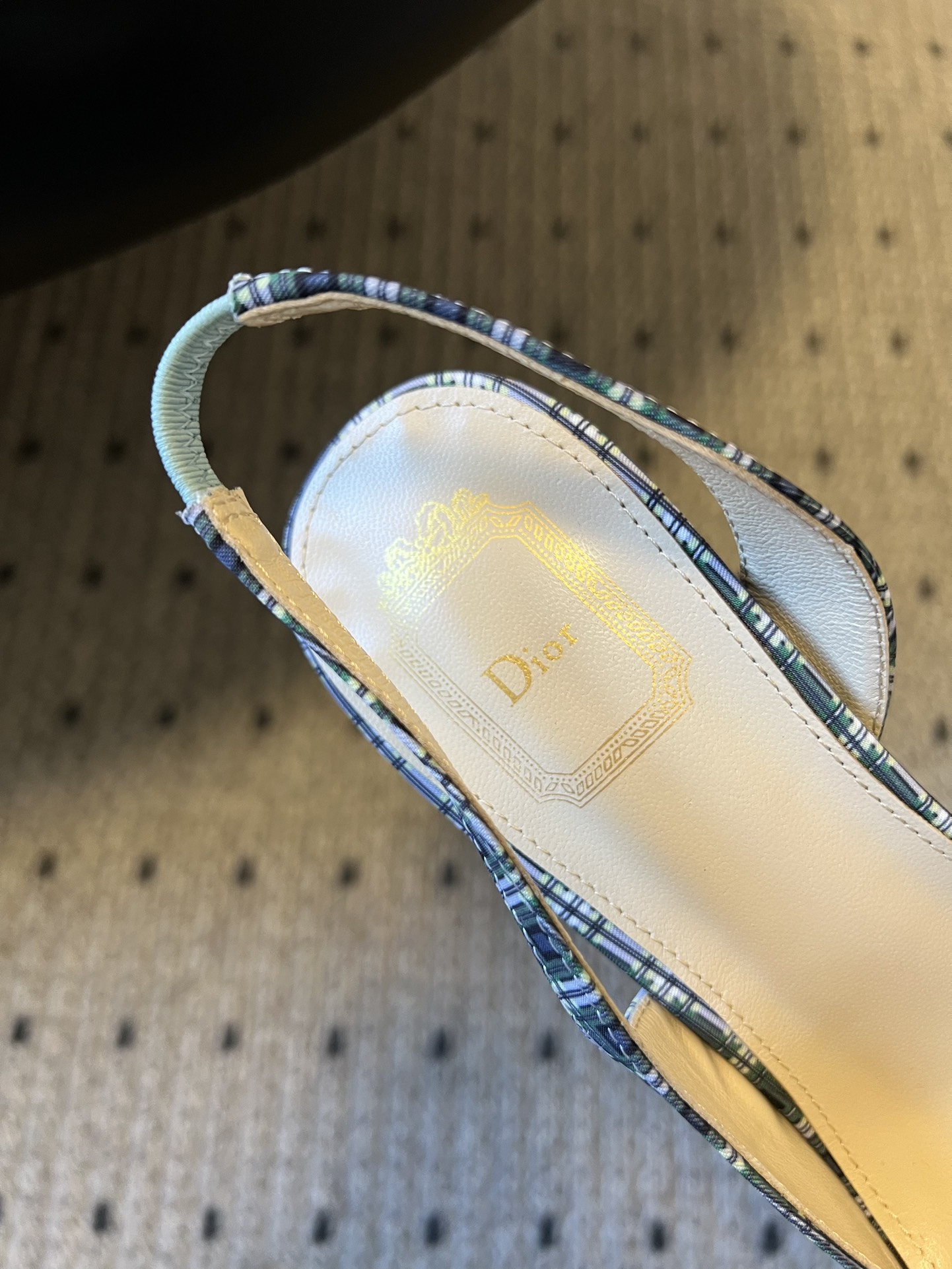 Dio* 26ss春夏新款走秀款露趾高跟鞋凉鞋浅口高跟鞋为基础款型，部分融入后空穆勒鞋的无后跟设计，鞋头