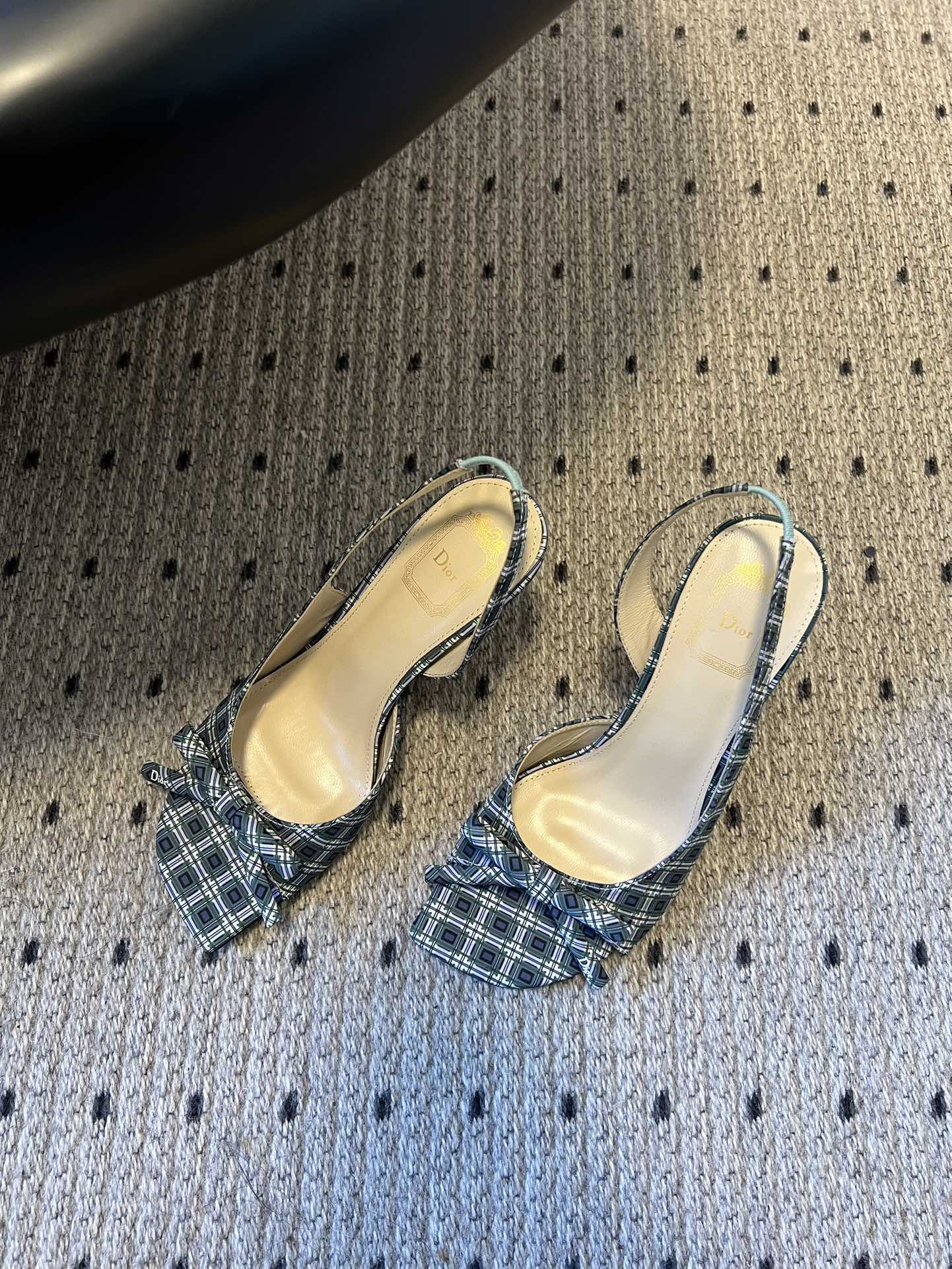 Dio* 26ss春夏新款走秀款露趾高跟鞋凉鞋浅口高跟鞋为基础款型，部分融入后空穆勒鞋的无后跟设计，鞋头