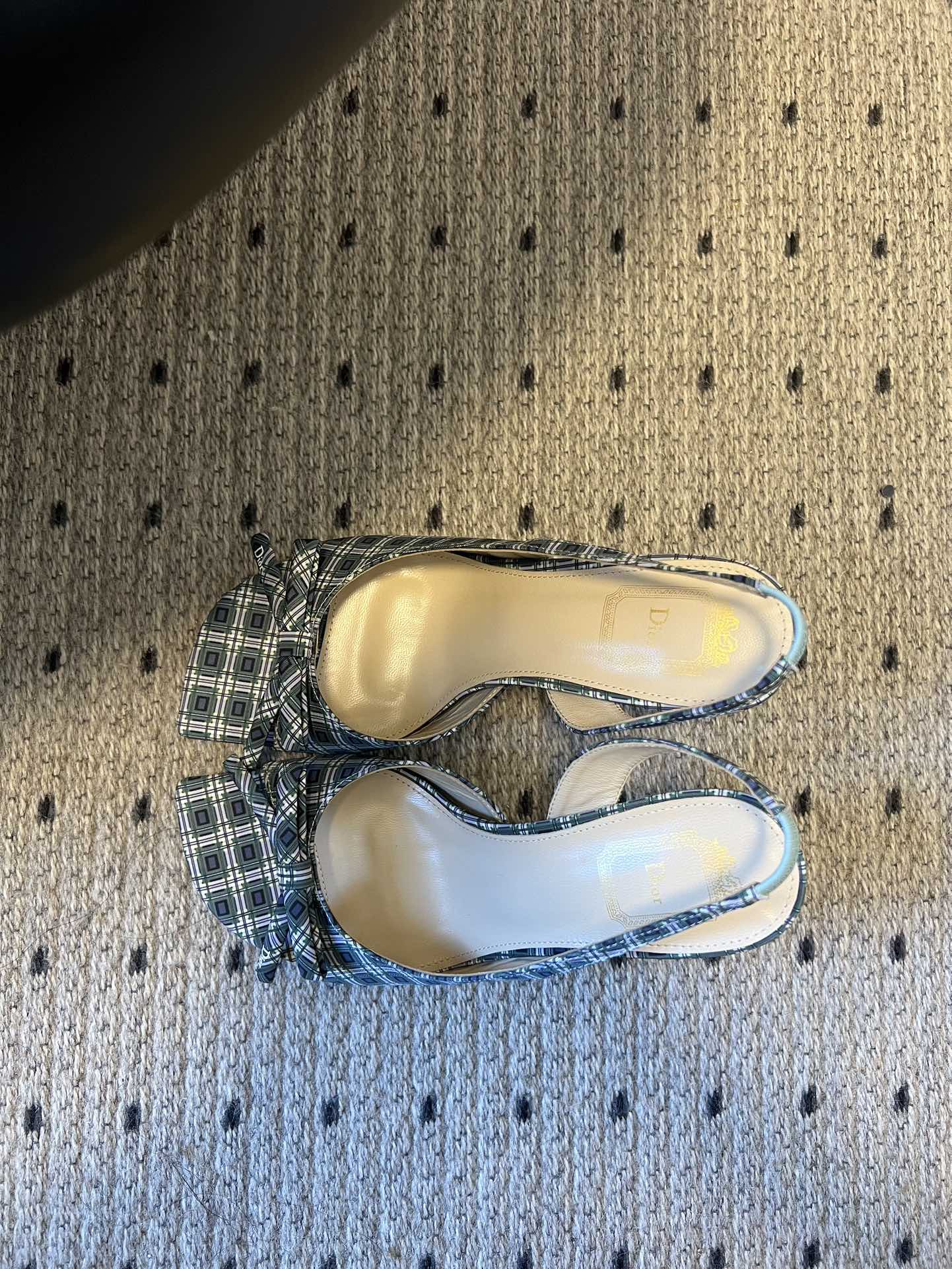 Dio* 26ss春夏新款走秀款露趾高跟鞋凉鞋浅口高跟鞋为基础款型，部分融入后空穆勒鞋的无后跟设计，鞋头