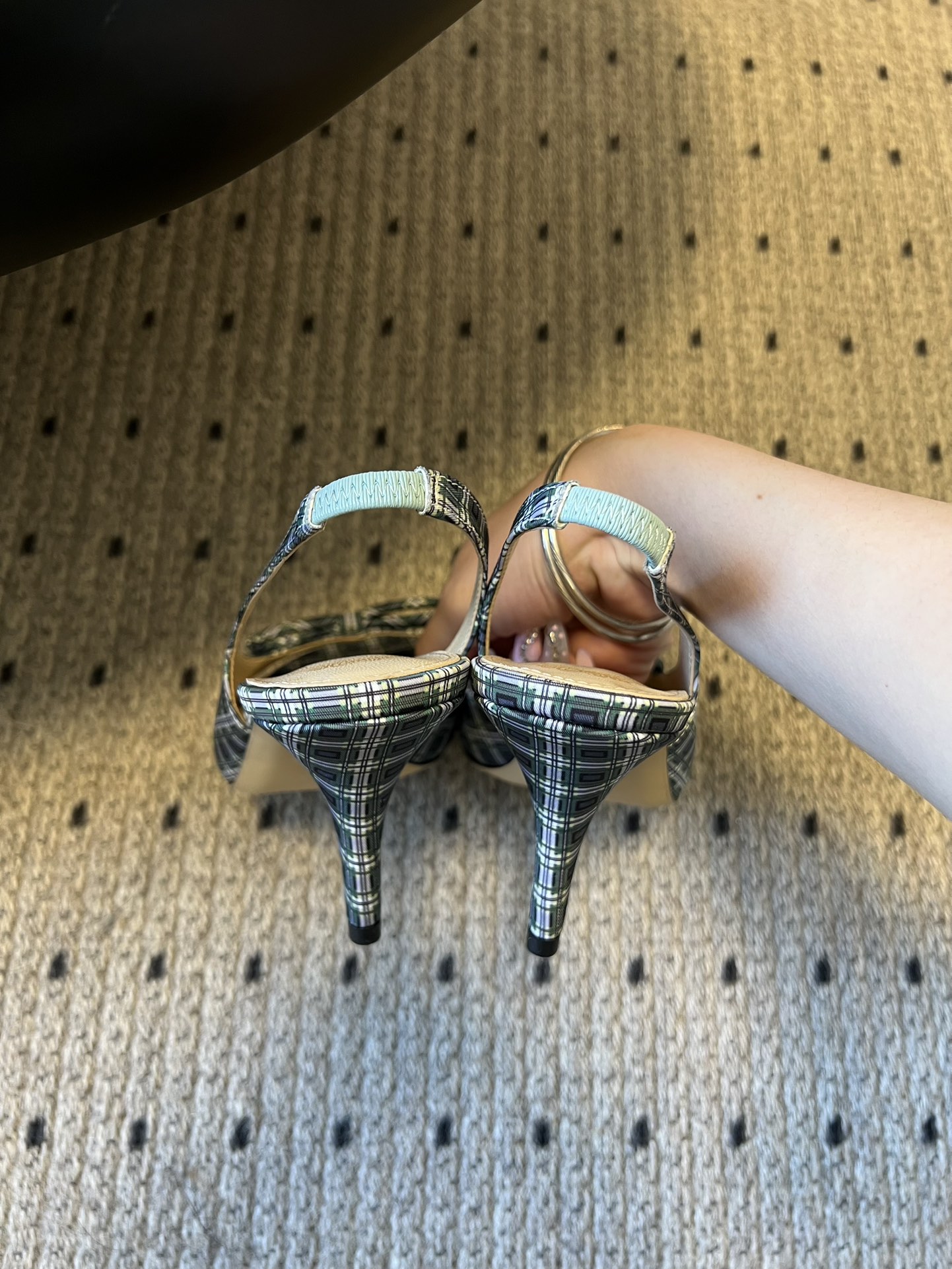 Dio* 26ss春夏新款走秀款露趾高跟鞋凉鞋浅口高跟鞋为基础款型，部分融入后空穆勒鞋的无后跟设计，鞋头