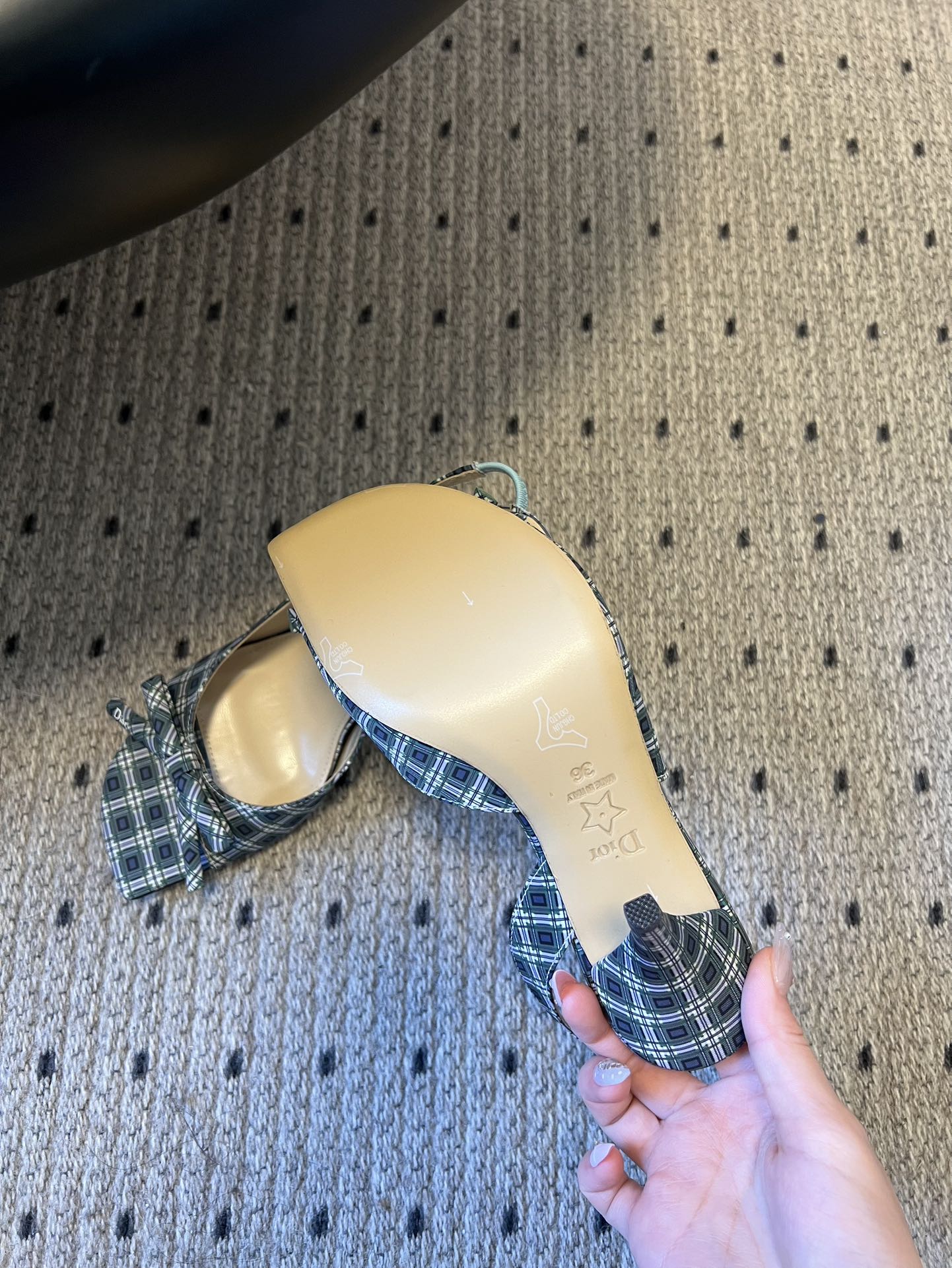 Dio* 26ss春夏新款走秀款露趾高跟鞋凉鞋浅口高跟鞋为基础款型，部分融入后空穆勒鞋的无后跟设计，鞋头