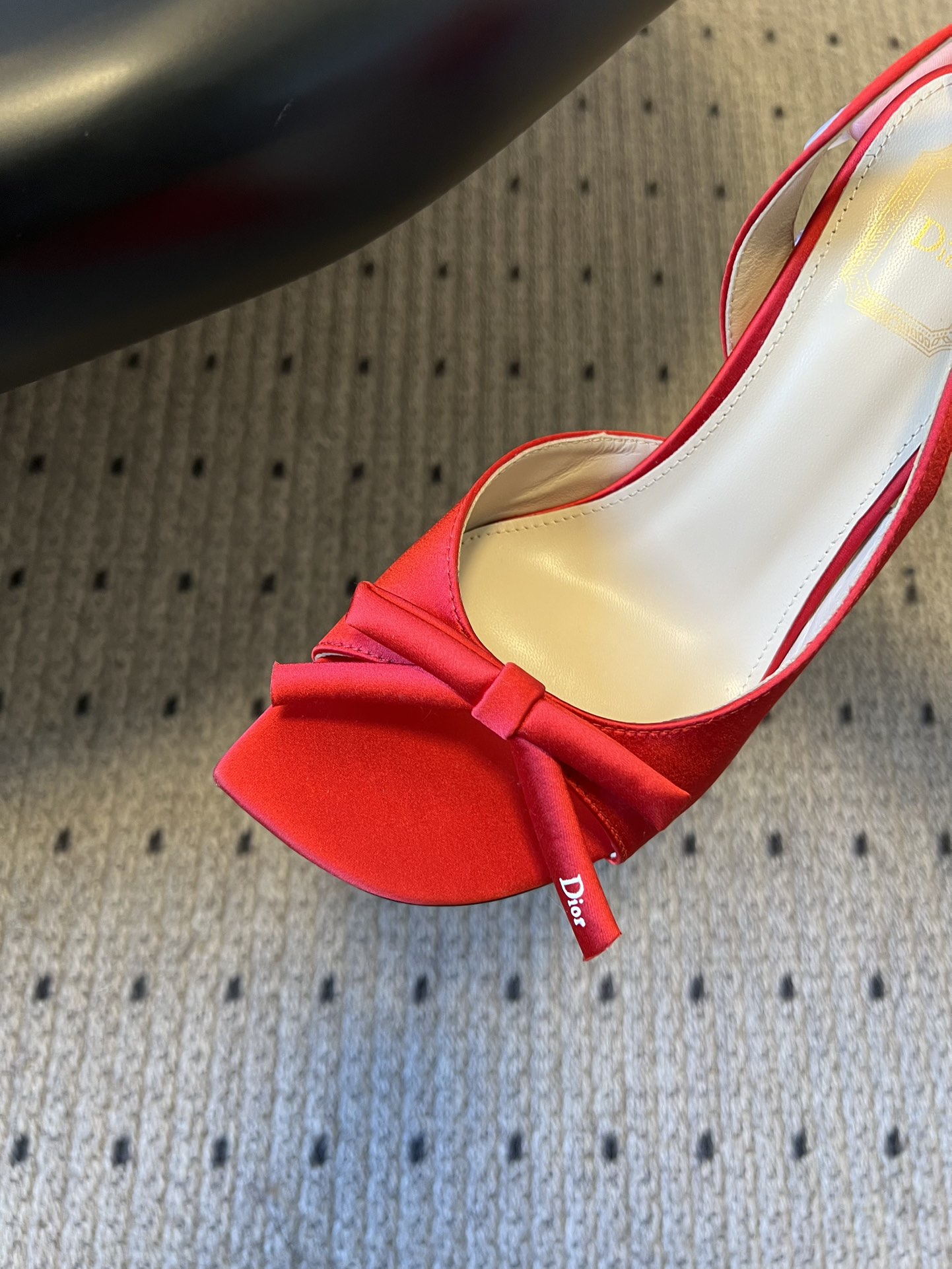 Dio* 26ss春夏新款走秀款露趾高跟鞋凉鞋浅口高跟鞋为基础款型，部分融入后空穆勒鞋的无后跟设计，鞋头