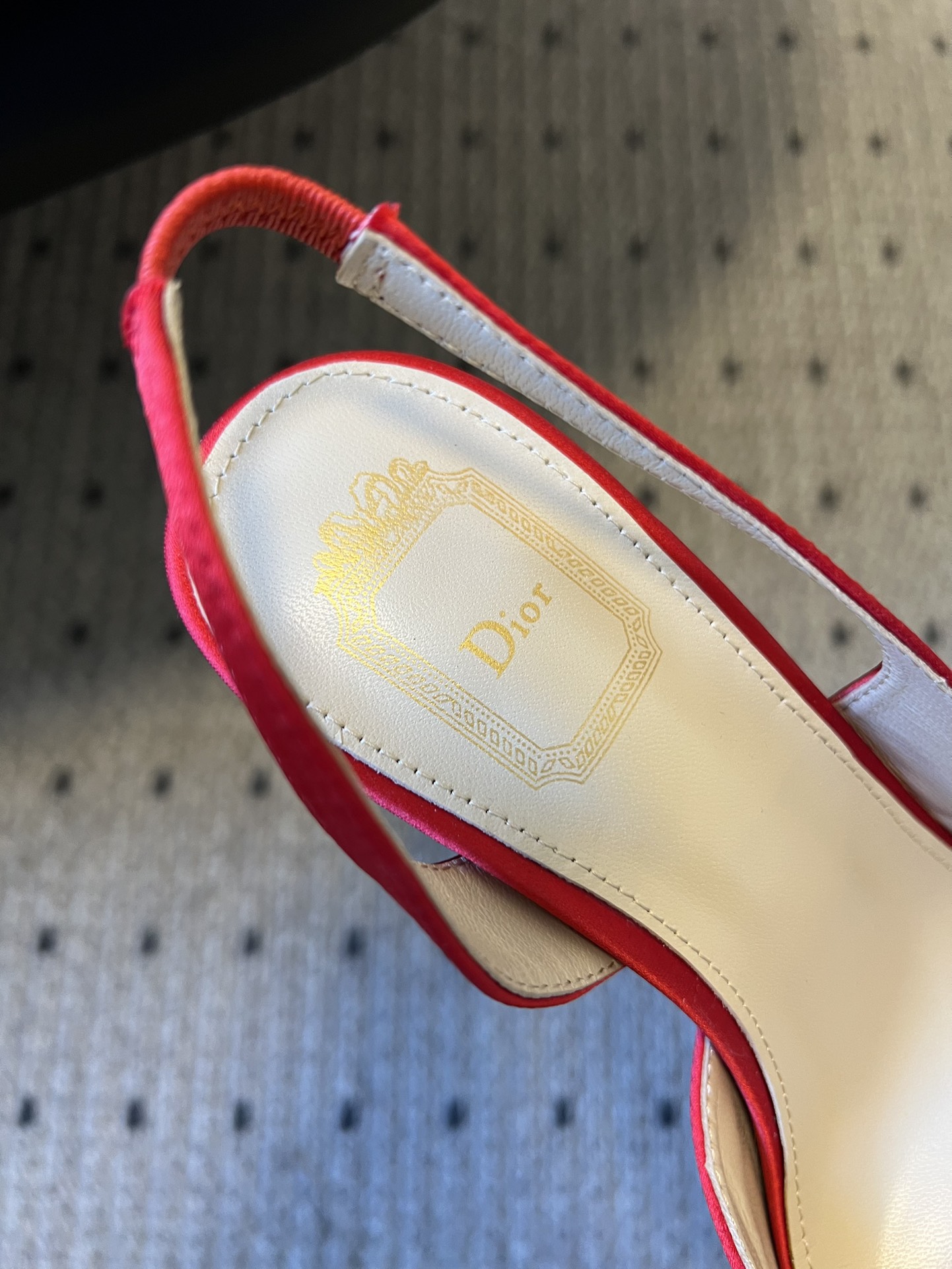 Dio* 26ss春夏新款走秀款露趾高跟鞋凉鞋浅口高跟鞋为基础款型，部分融入后空穆勒鞋的无后跟设计，鞋头