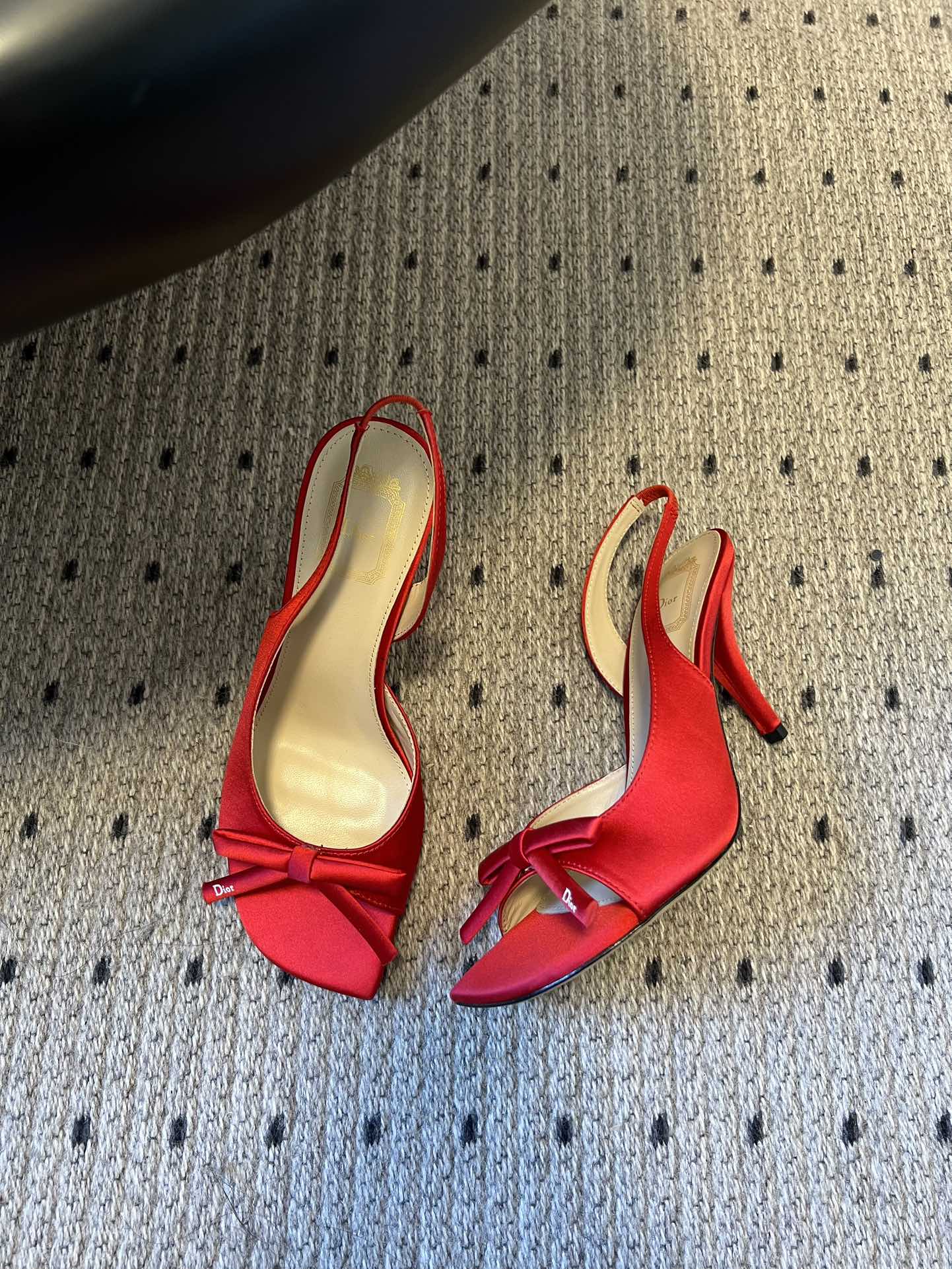 Dio* 26ss春夏新款走秀款露趾高跟鞋凉鞋浅口高跟鞋为基础款型，部分融入后空穆勒鞋的无后跟设计，鞋头