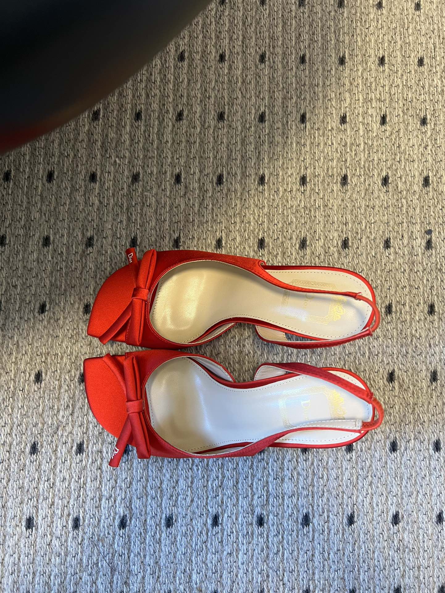 Dio* 26ss春夏新款走秀款露趾高跟鞋凉鞋浅口高跟鞋为基础款型，部分融入后空穆勒鞋的无后跟设计，鞋头