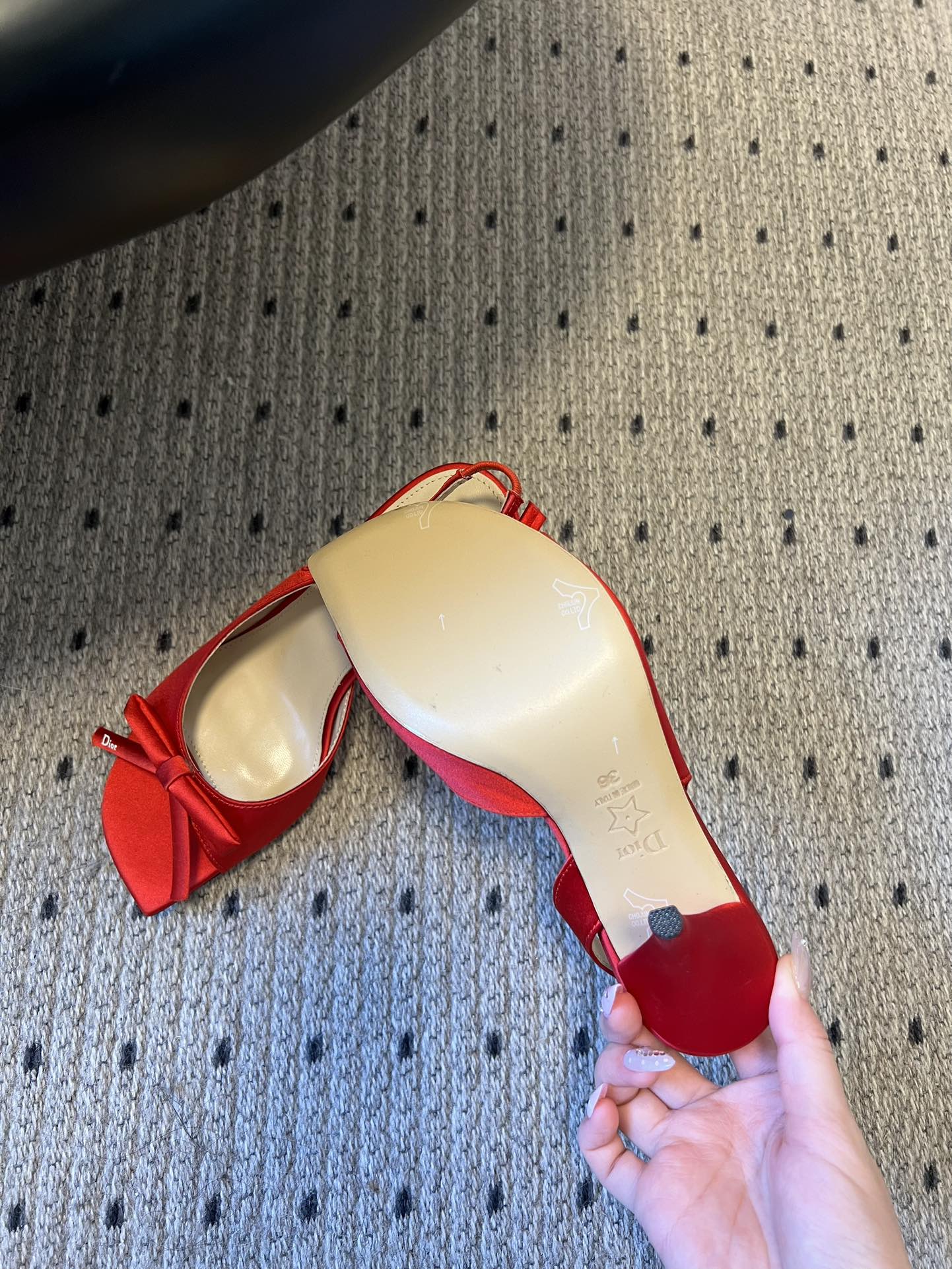 Dio* 26ss春夏新款走秀款露趾高跟鞋凉鞋浅口高跟鞋为基础款型，部分融入后空穆勒鞋的无后跟设计，鞋头