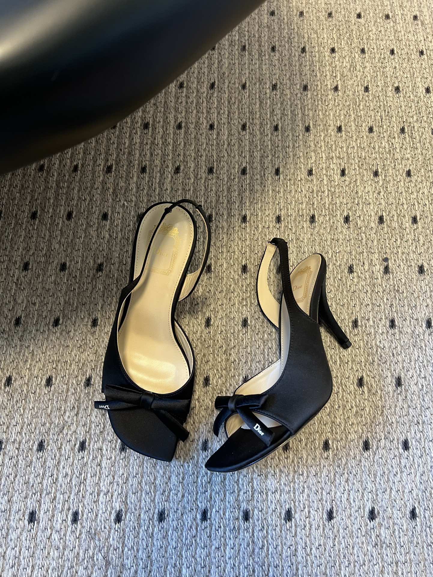 Dio* 26ss春夏新款走秀款露趾高跟鞋凉鞋浅口高跟鞋为基础款型，部分融入后空穆勒鞋的无后跟设计，鞋头