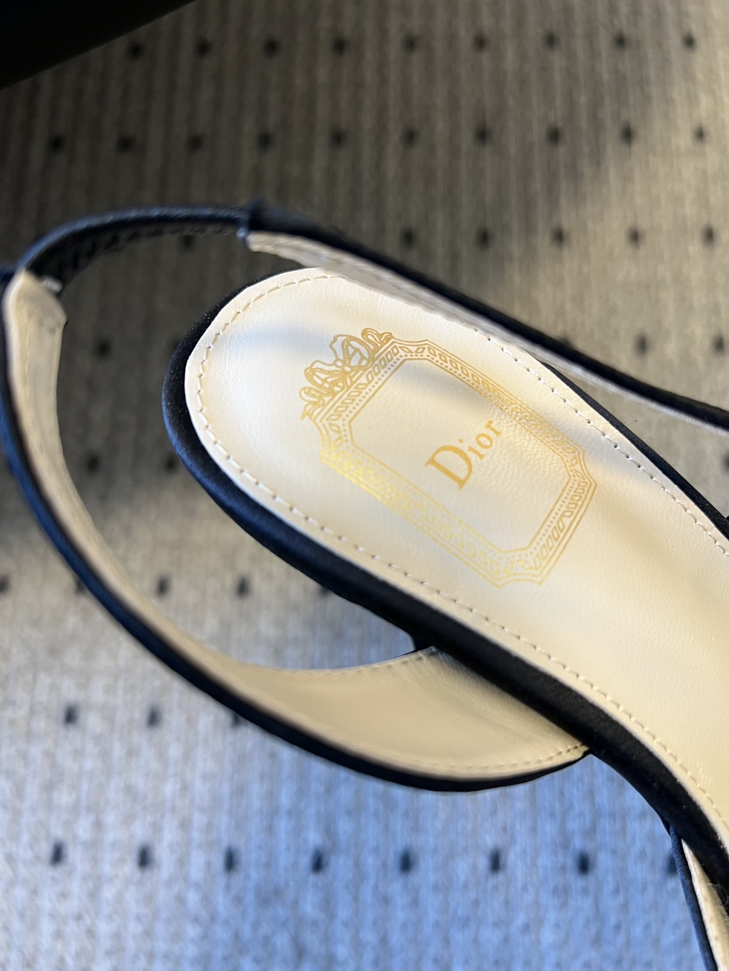 Dio* 26ss春夏新款走秀款露趾高跟鞋凉鞋浅口高跟鞋为基础款型，部分融入后空穆勒鞋的无后跟设计，鞋头