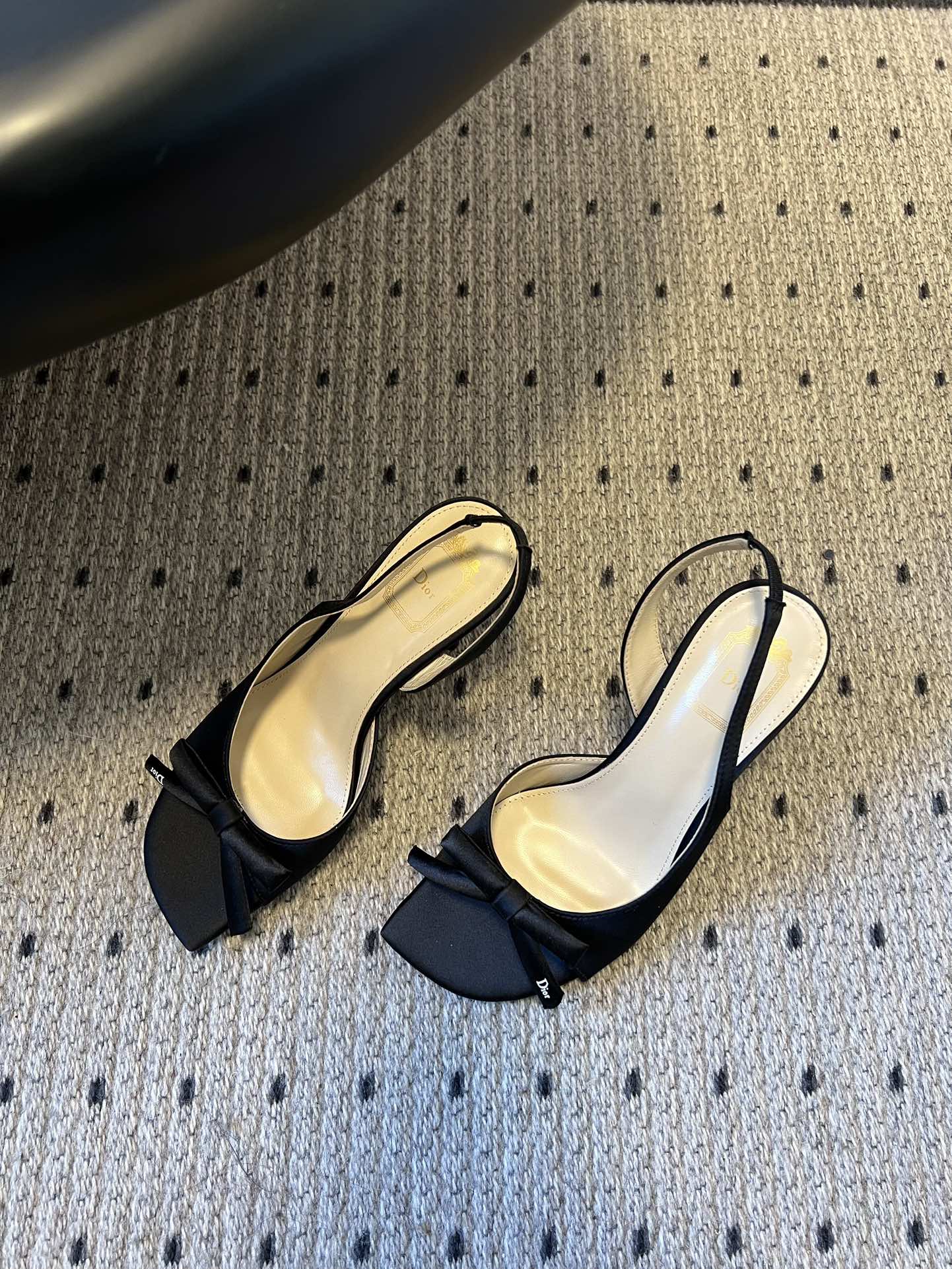 Dio* 26ss春夏新款走秀款露趾高跟鞋凉鞋浅口高跟鞋为基础款型，部分融入后空穆勒鞋的无后跟设计，鞋头