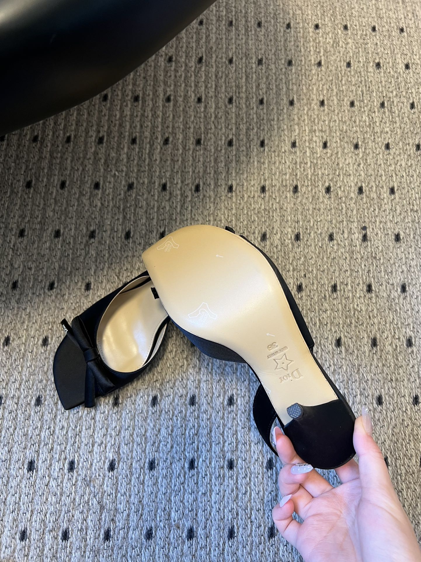 Dio* 26ss春夏新款走秀款露趾高跟鞋凉鞋浅口高跟鞋为基础款型，部分融入后空穆勒鞋的无后跟设计，鞋头