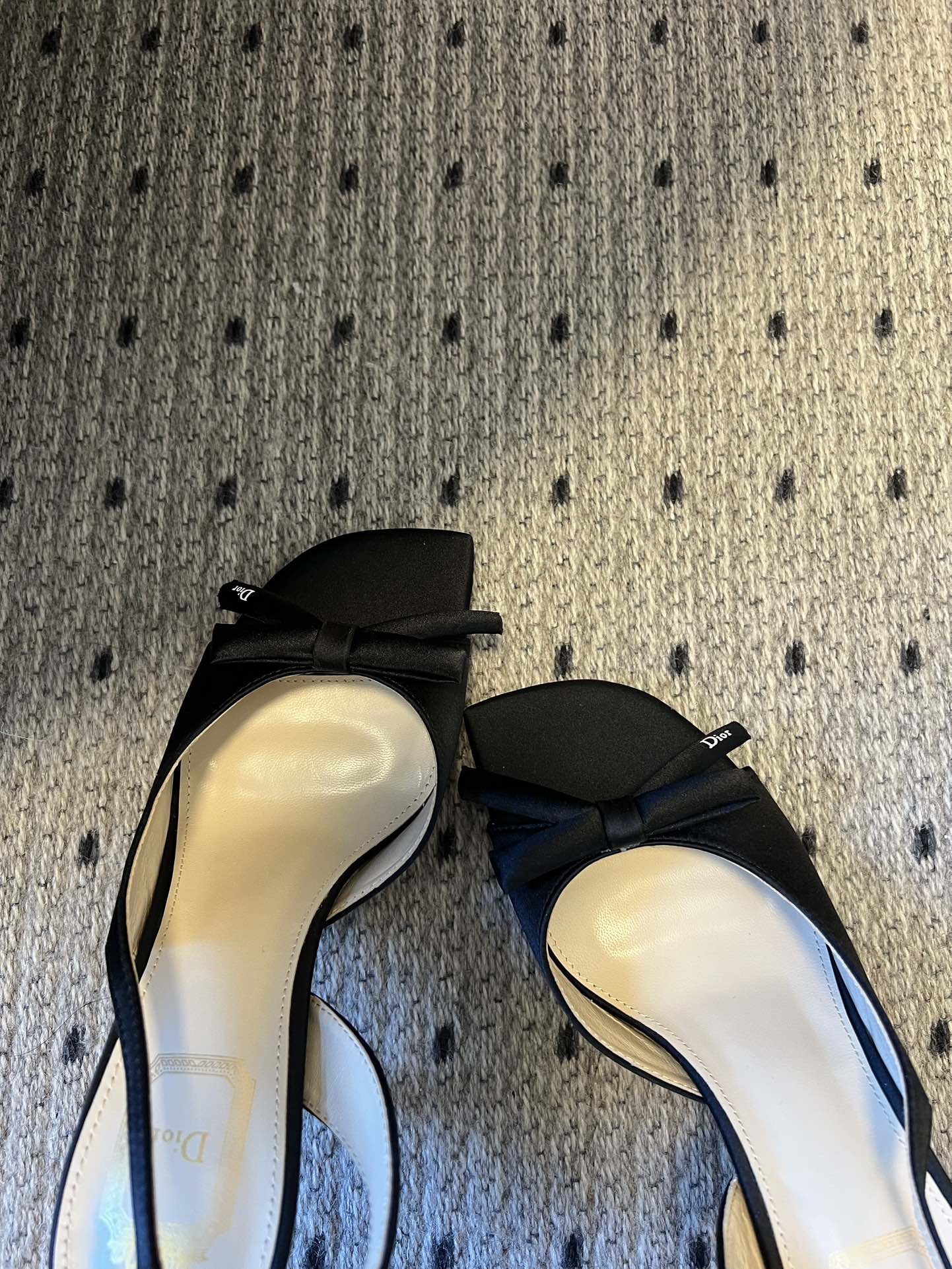 Dio* 26ss春夏新款走秀款露趾高跟鞋凉鞋浅口高跟鞋为基础款型，部分融入后空穆勒鞋的无后跟设计，鞋头