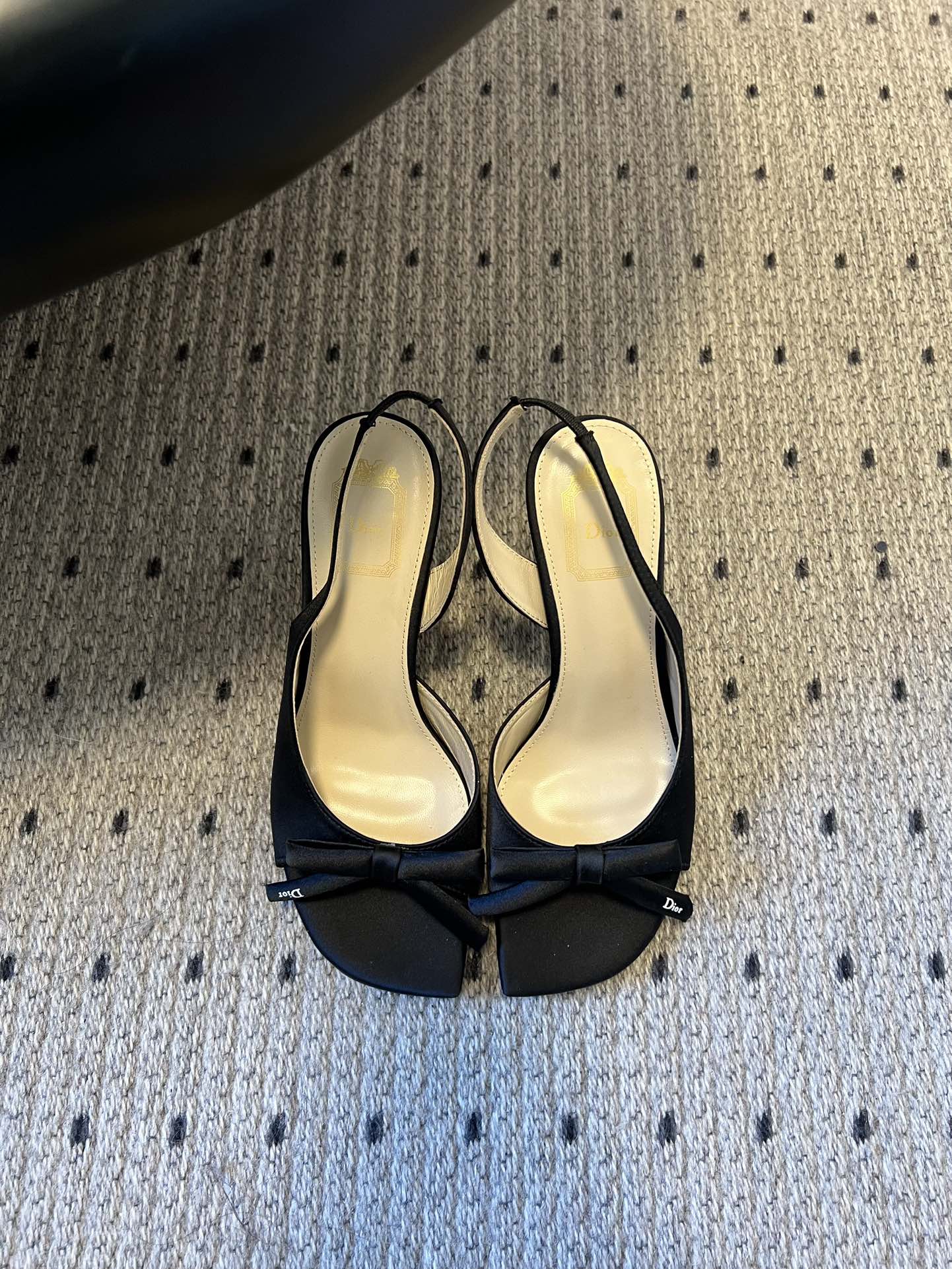 Dio* 26ss春夏新款走秀款露趾高跟鞋凉鞋浅口高跟鞋为基础款型，部分融入后空穆勒鞋的无后跟设计，鞋头