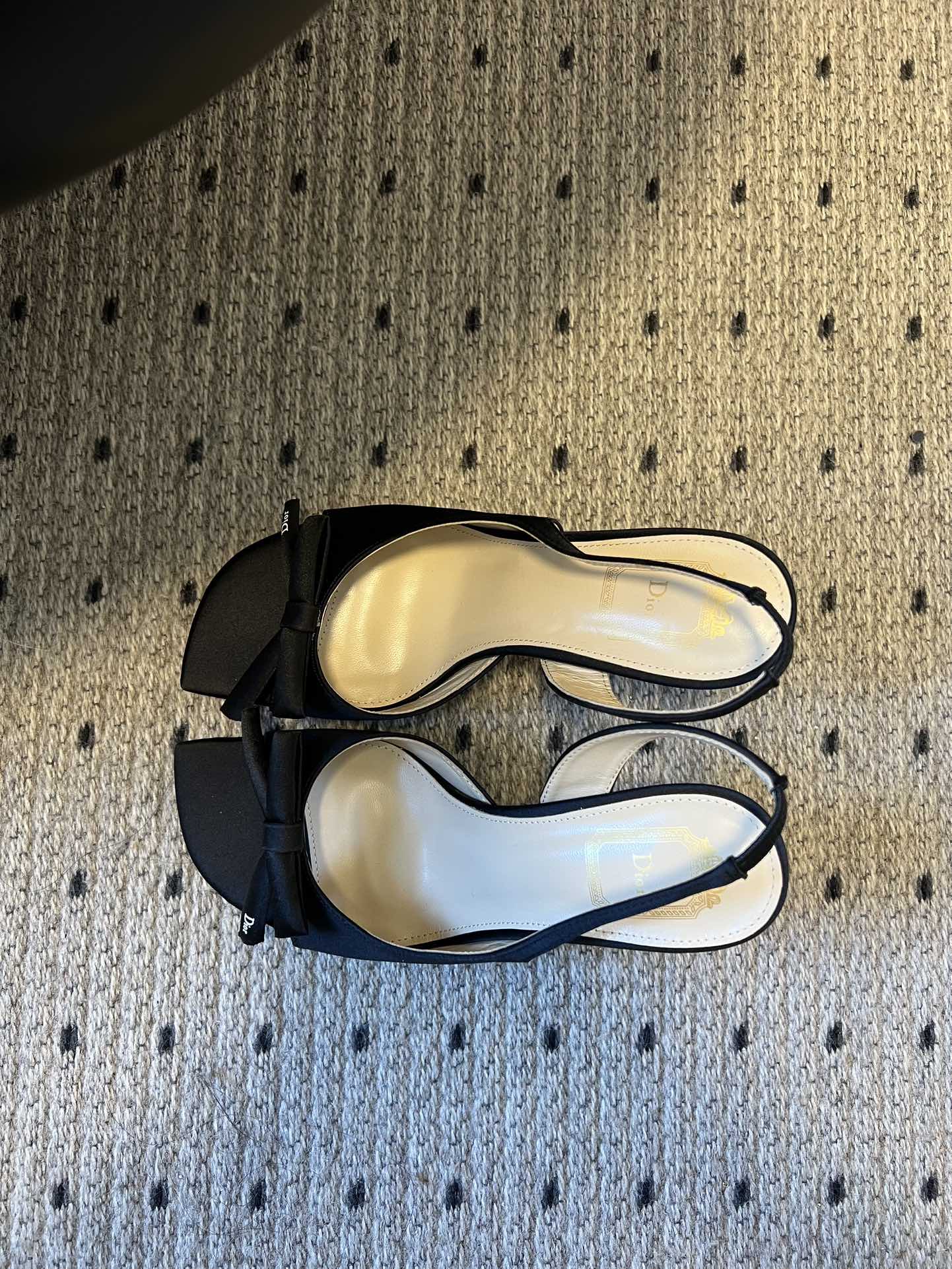 Dio* 26ss春夏新款走秀款露趾高跟鞋凉鞋浅口高跟鞋为基础款型，部分融入后空穆勒鞋的无后跟设计，鞋头