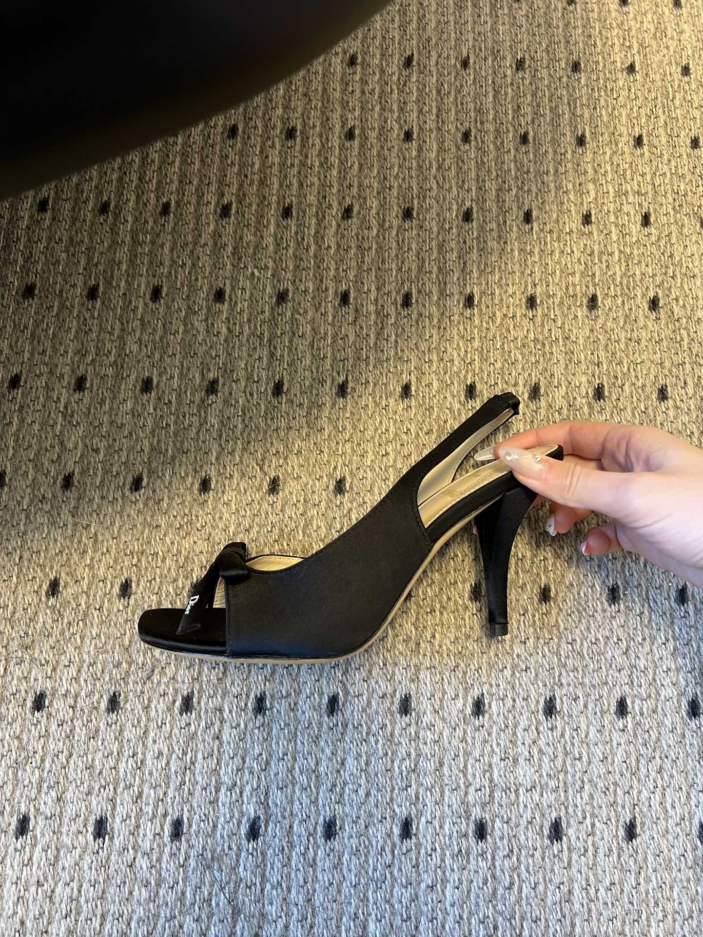 Dio* 26ss春夏新款走秀款露趾高跟鞋凉鞋浅口高跟鞋为基础款型，部分融入后空穆勒鞋的无后跟设计，鞋头