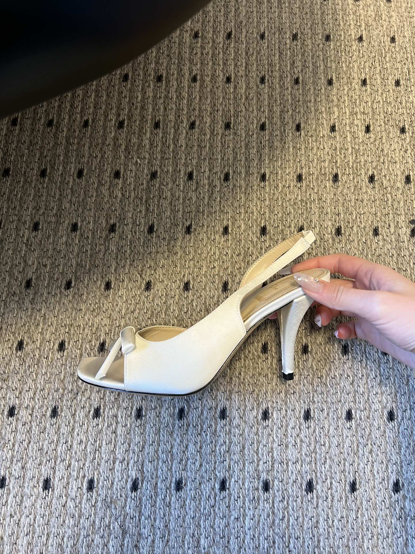 Dio* 26ss春夏新款走秀款露趾高跟鞋凉鞋浅口高跟鞋为基础款型，部分融入后空穆勒鞋的无后跟设计，鞋头