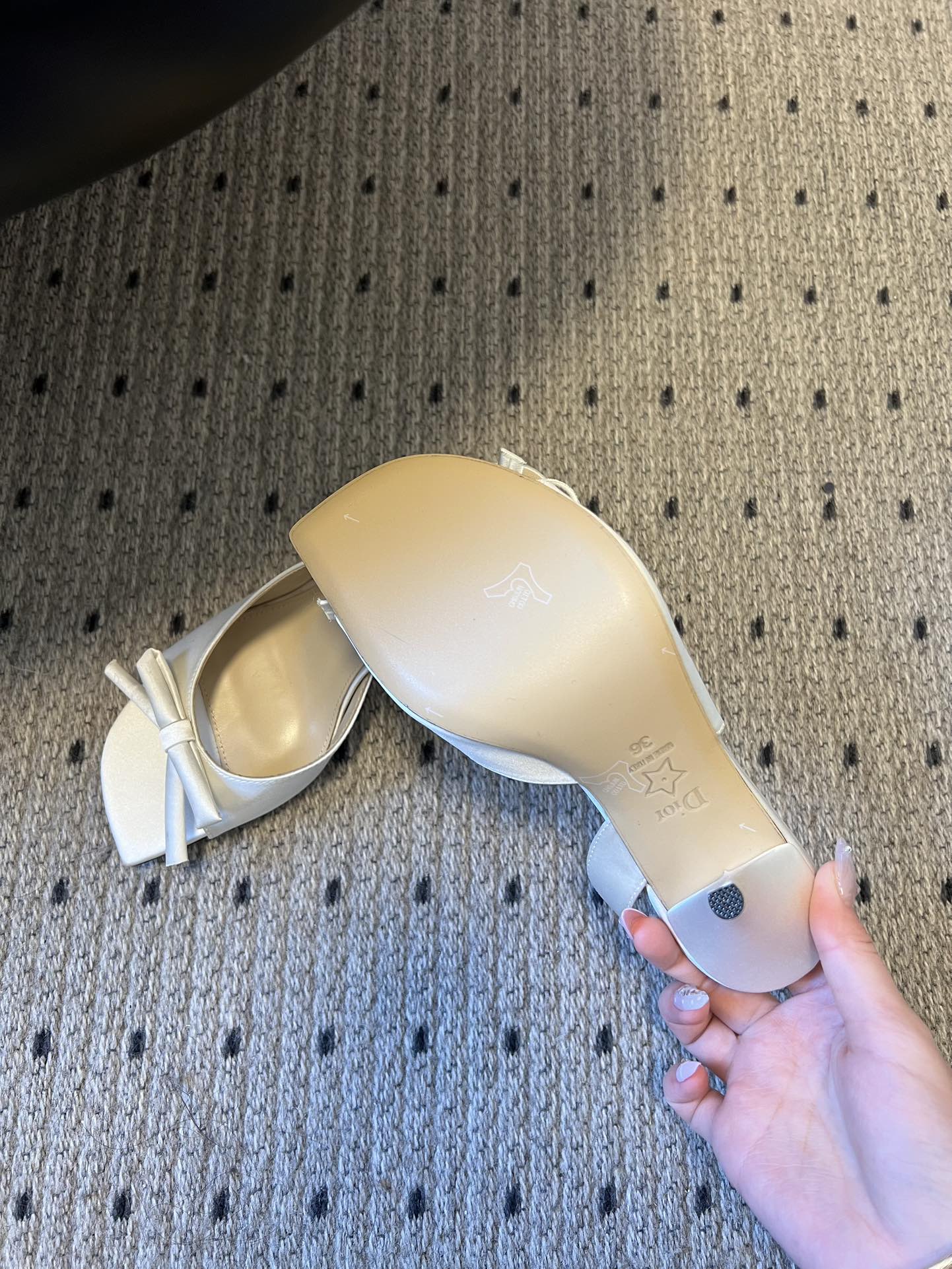 Dio* 26ss春夏新款走秀款露趾高跟鞋凉鞋浅口高跟鞋为基础款型，部分融入后空穆勒鞋的无后跟设计，鞋头