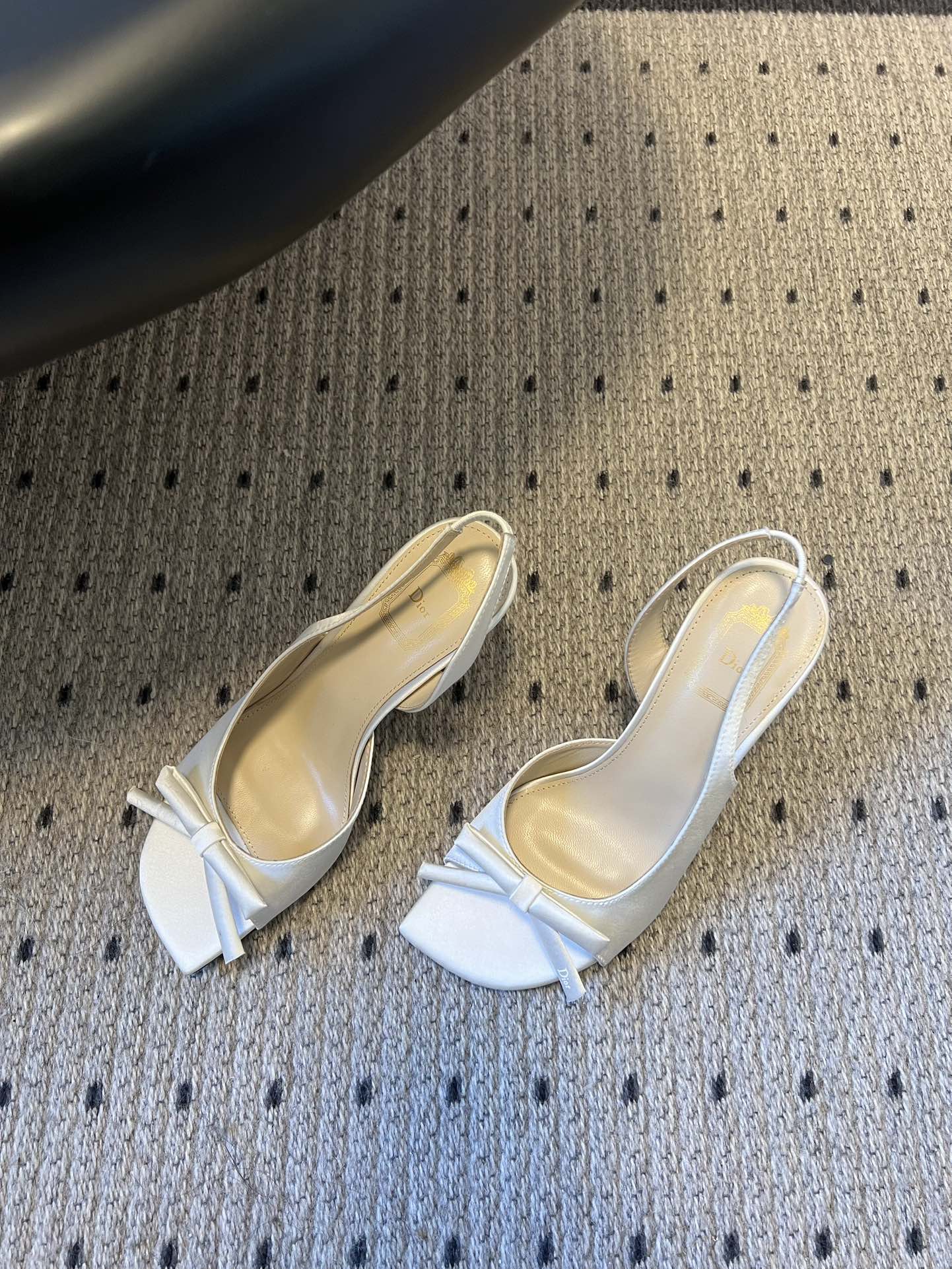 Dio* 26ss春夏新款走秀款露趾高跟鞋凉鞋浅口高跟鞋为基础款型，部分融入后空穆勒鞋的无后跟设计，鞋头