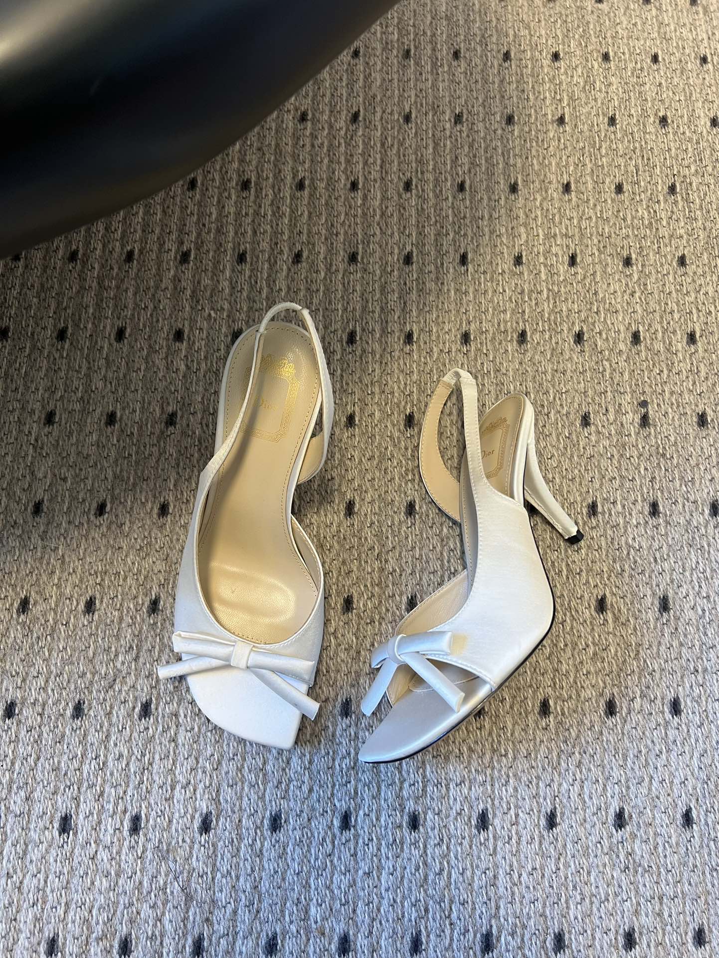 Dio* 26ss春夏新款走秀款露趾高跟鞋凉鞋浅口高跟鞋为基础款型，部分融入后空穆勒鞋的无后跟设计，鞋头