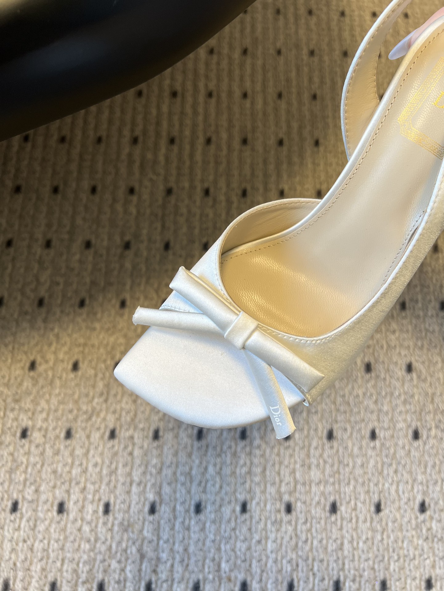 Dio* 26ss春夏新款走秀款露趾高跟鞋凉鞋浅口高跟鞋为基础款型，部分融入后空穆勒鞋的无后跟设计，鞋头