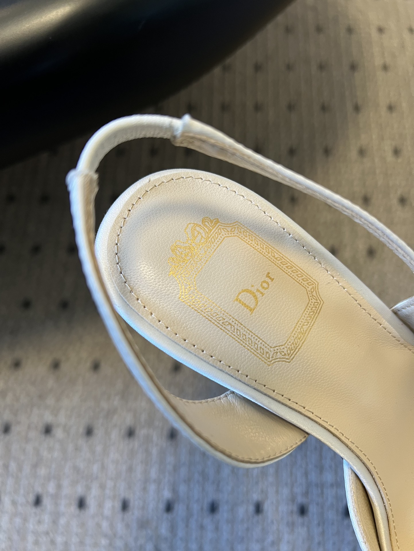 Dio* 26ss春夏新款走秀款露趾高跟鞋凉鞋浅口高跟鞋为基础款型，部分融入后空穆勒鞋的无后跟设计，鞋头